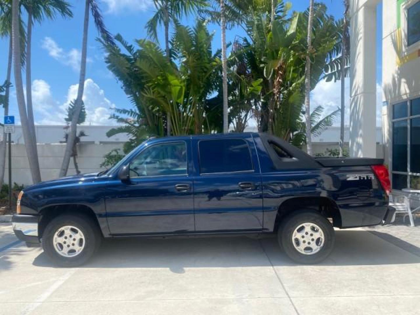 2006 Bermuda Blue Metallic /Gray/Drk Charcoal Chevrolet Avalanche LS LOW MILES 66,207 FLORIDA (3GNEC12Z56G) with an 5.3L Vortec 5300 V8 SFI Flex-Fuel Engine engine, Automatic transmission, located at 4701 North Dixie Hwy, Pompano Beach, FL, 33064, (954) 422-2889, 26.240938, -80.123474 - OUR WEBPAGE FLORIDACARS1.COM HAS OVER 100 PHOTOS AND FREE CARFAX LINK 2006 CHEVROLET AVALANCHE LS 1500 VIN: 3GNEC12Z56G117650 3 G N E C 1 2 Z 5 6 G 1 1 7 6 5 0 SPORT PICKUP 5.3L V8 F FLEX FUEL REAR WHEEL DRIVE Top Features Alloy Wheels Bed Cover Bed Liner Cloth Seats Rear Entertainment System Tow Hi - Photo#4