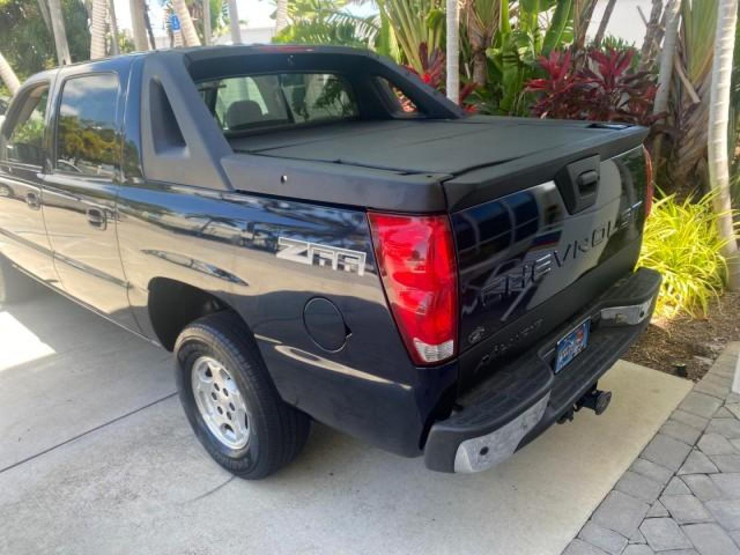 2006 Bermuda Blue Metallic /Gray/Drk Charcoal Chevrolet Avalanche LS LOW MILES 66,207 FLORIDA (3GNEC12Z56G) with an 5.3L Vortec 5300 V8 SFI Flex-Fuel Engine engine, Automatic transmission, located at 4701 North Dixie Hwy, Pompano Beach, FL, 33064, (954) 422-2889, 26.240938, -80.123474 - OUR WEBPAGE FLORIDACARS1.COM HAS OVER 100 PHOTOS AND FREE CARFAX LINK 2006 CHEVROLET AVALANCHE LS 1500 VIN: 3GNEC12Z56G117650 3 G N E C 1 2 Z 5 6 G 1 1 7 6 5 0 SPORT PICKUP 5.3L V8 F FLEX FUEL REAR WHEEL DRIVE Top Features Alloy Wheels Bed Cover Bed Liner Cloth Seats Rear Entertainment System Tow Hi - Photo#5