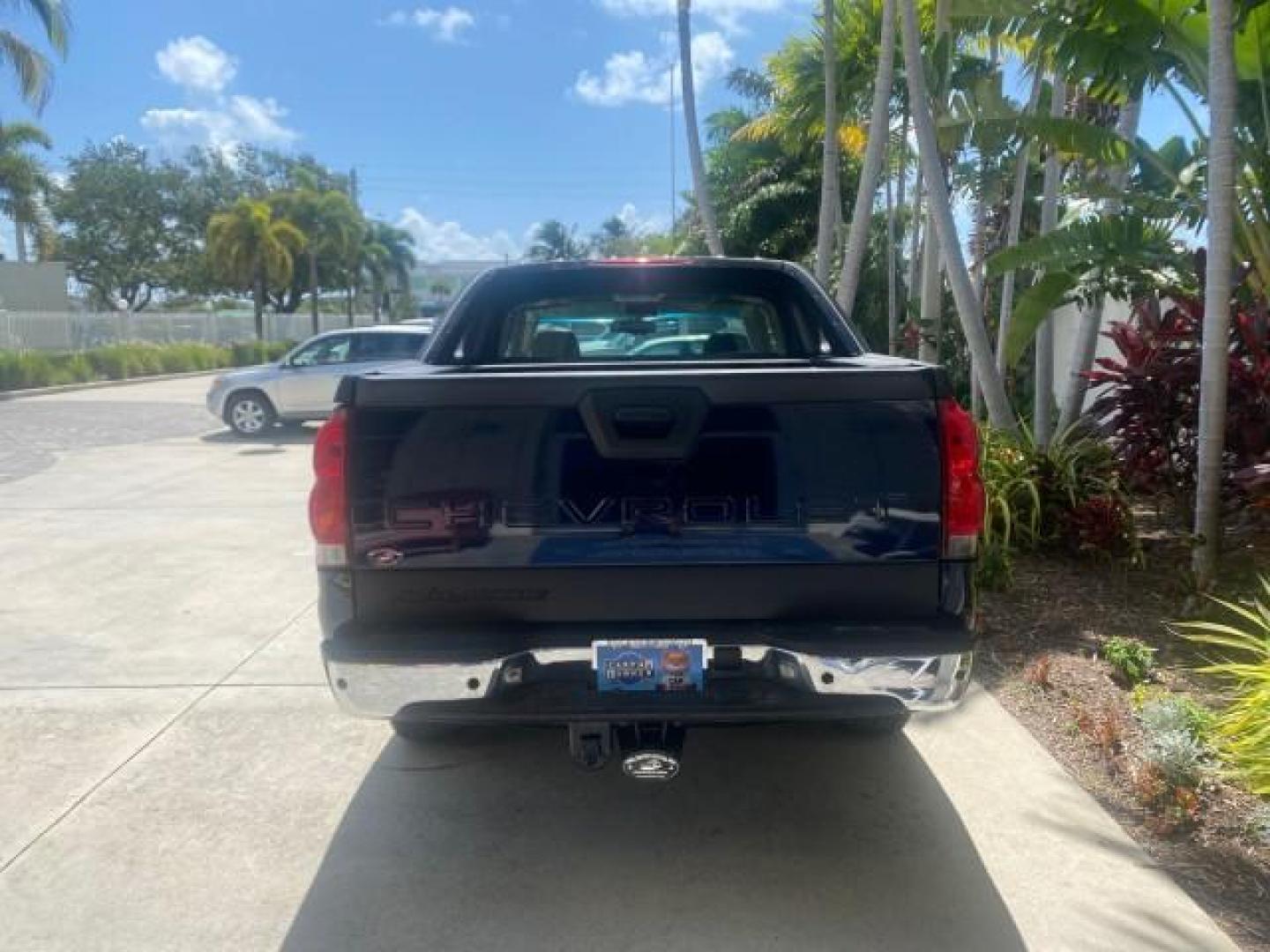 2006 Bermuda Blue Metallic /Gray/Drk Charcoal Chevrolet Avalanche LS LOW MILES 66,207 FLORIDA (3GNEC12Z56G) with an 5.3L Vortec 5300 V8 SFI Flex-Fuel Engine engine, Automatic transmission, located at 4701 North Dixie Hwy, Pompano Beach, FL, 33064, (954) 422-2889, 26.240938, -80.123474 - OUR WEBPAGE FLORIDACARS1.COM HAS OVER 100 PHOTOS AND FREE CARFAX LINK 2006 CHEVROLET AVALANCHE LS 1500 VIN: 3GNEC12Z56G117650 3 G N E C 1 2 Z 5 6 G 1 1 7 6 5 0 SPORT PICKUP 5.3L V8 F FLEX FUEL REAR WHEEL DRIVE Top Features Alloy Wheels Bed Cover Bed Liner Cloth Seats Rear Entertainment System Tow Hi - Photo#6