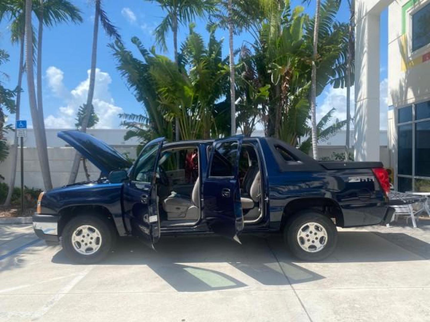 2006 Bermuda Blue Metallic /Gray/Drk Charcoal Chevrolet Avalanche LS LOW MILES 66,207 FLORIDA (3GNEC12Z56G) with an 5.3L Vortec 5300 V8 SFI Flex-Fuel Engine engine, Automatic transmission, located at 4701 North Dixie Hwy, Pompano Beach, FL, 33064, (954) 422-2889, 26.240938, -80.123474 - OUR WEBPAGE FLORIDACARS1.COM HAS OVER 100 PHOTOS AND FREE CARFAX LINK 2006 CHEVROLET AVALANCHE LS 1500 VIN: 3GNEC12Z56G117650 3 G N E C 1 2 Z 5 6 G 1 1 7 6 5 0 SPORT PICKUP 5.3L V8 F FLEX FUEL REAR WHEEL DRIVE Top Features Alloy Wheels Bed Cover Bed Liner Cloth Seats Rear Entertainment System Tow Hi - Photo#8