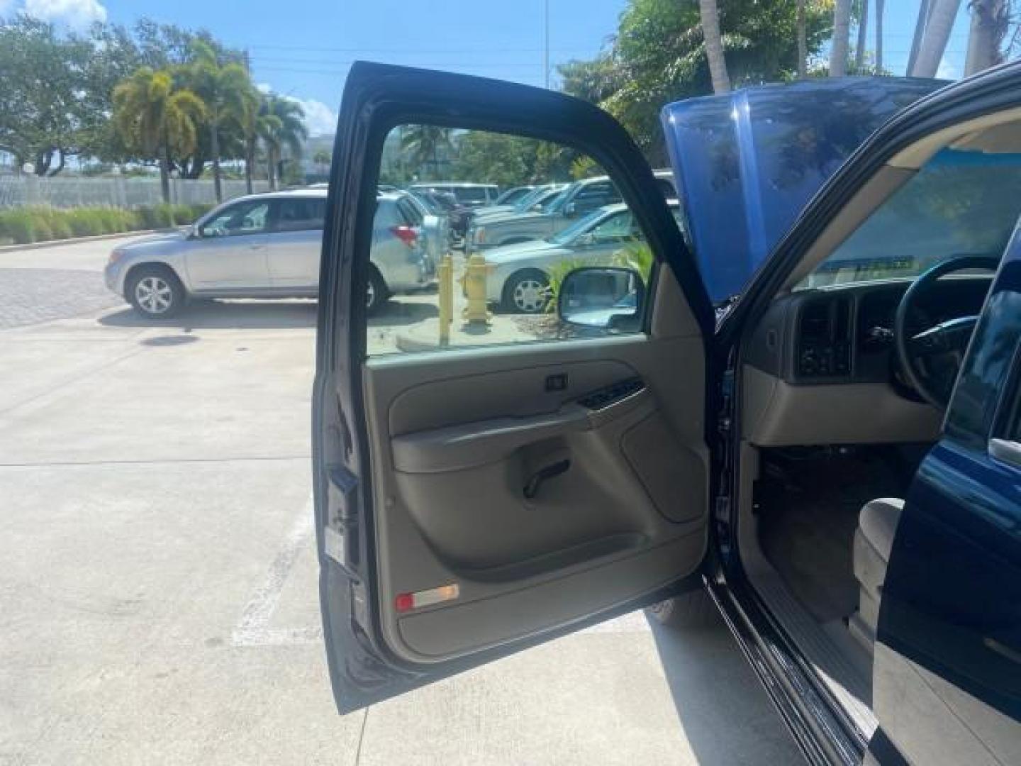 2006 Bermuda Blue Metallic /Gray/Drk Charcoal Chevrolet Avalanche LS LOW MILES 66,207 FLORIDA (3GNEC12Z56G) with an 5.3L Vortec 5300 V8 SFI Flex-Fuel Engine engine, Automatic transmission, located at 4701 North Dixie Hwy, Pompano Beach, FL, 33064, (954) 422-2889, 26.240938, -80.123474 - OUR WEBPAGE FLORIDACARS1.COM HAS OVER 100 PHOTOS AND FREE CARFAX LINK 2006 CHEVROLET AVALANCHE LS 1500 VIN: 3GNEC12Z56G117650 3 G N E C 1 2 Z 5 6 G 1 1 7 6 5 0 SPORT PICKUP 5.3L V8 F FLEX FUEL REAR WHEEL DRIVE Top Features Alloy Wheels Bed Cover Bed Liner Cloth Seats Rear Entertainment System Tow Hi - Photo#9