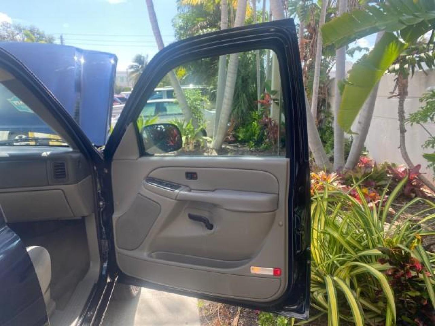 2006 Bermuda Blue Metallic /Gray/Drk Charcoal Chevrolet Avalanche LS LOW MILES 66,207 FLORIDA (3GNEC12Z56G) with an 5.3L Vortec 5300 V8 SFI Flex-Fuel Engine engine, Automatic transmission, located at 4701 North Dixie Hwy, Pompano Beach, FL, 33064, (954) 422-2889, 26.240938, -80.123474 - OUR WEBPAGE FLORIDACARS1.COM HAS OVER 100 PHOTOS AND FREE CARFAX LINK 2006 CHEVROLET AVALANCHE LS 1500 VIN: 3GNEC12Z56G117650 3 G N E C 1 2 Z 5 6 G 1 1 7 6 5 0 SPORT PICKUP 5.3L V8 F FLEX FUEL REAR WHEEL DRIVE Top Features Alloy Wheels Bed Cover Bed Liner Cloth Seats Rear Entertainment System Tow Hi - Photo#11
