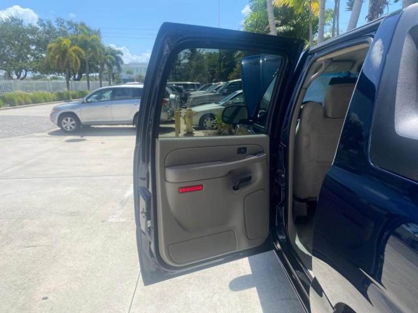 2006 Bermuda Blue Metallic /Gray/Drk Charcoal Chevrolet Avalanche LS LOW MILES 66,207 FLORIDA (3GNEC12Z56G) with an 5.3L Vortec 5300 V8 SFI Flex-Fuel Engine engine, Automatic transmission, located at 4701 North Dixie Hwy, Pompano Beach, FL, 33064, (954) 422-2889, 26.240938, -80.123474 - OUR WEBPAGE FLORIDACARS1.COM HAS OVER 100 PHOTOS AND FREE CARFAX LINK 2006 CHEVROLET AVALANCHE LS 1500 VIN: 3GNEC12Z56G117650 3 G N E C 1 2 Z 5 6 G 1 1 7 6 5 0 SPORT PICKUP 5.3L V8 F FLEX FUEL REAR WHEEL DRIVE Top Features Alloy Wheels Bed Cover Bed Liner Cloth Seats Rear Entertainment System Tow Hi - Photo#13