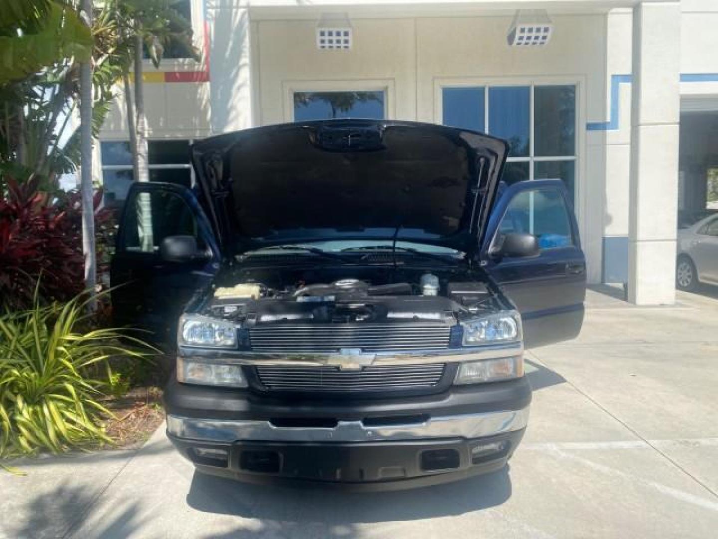 2006 Bermuda Blue Metallic /Gray/Drk Charcoal Chevrolet Avalanche LS LOW MILES 66,207 FLORIDA (3GNEC12Z56G) with an 5.3L Vortec 5300 V8 SFI Flex-Fuel Engine engine, Automatic transmission, located at 4701 North Dixie Hwy, Pompano Beach, FL, 33064, (954) 422-2889, 26.240938, -80.123474 - OUR WEBPAGE FLORIDACARS1.COM HAS OVER 100 PHOTOS AND FREE CARFAX LINK 2006 CHEVROLET AVALANCHE LS 1500 VIN: 3GNEC12Z56G117650 3 G N E C 1 2 Z 5 6 G 1 1 7 6 5 0 SPORT PICKUP 5.3L V8 F FLEX FUEL REAR WHEEL DRIVE Top Features Alloy Wheels Bed Cover Bed Liner Cloth Seats Rear Entertainment System Tow Hi - Photo#16