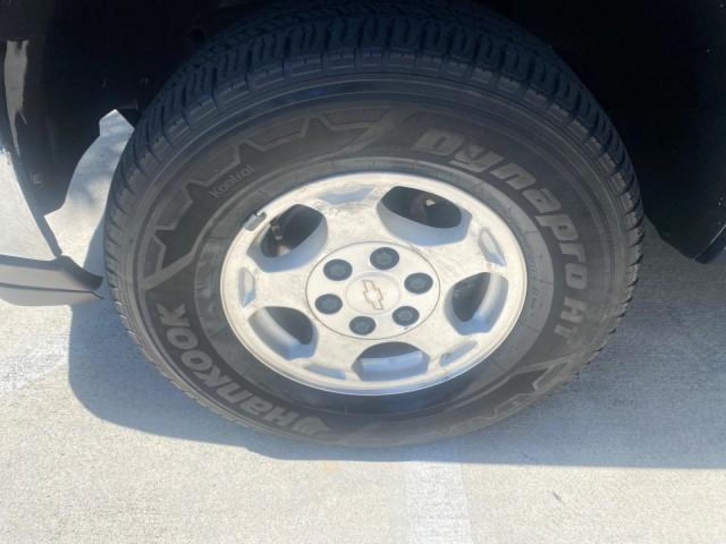 2006 Bermuda Blue Metallic /Gray/Drk Charcoal Chevrolet Avalanche LS LOW MILES 66,207 FLORIDA (3GNEC12Z56G) with an 5.3L Vortec 5300 V8 SFI Flex-Fuel Engine engine, Automatic transmission, located at 4701 North Dixie Hwy, Pompano Beach, FL, 33064, (954) 422-2889, 26.240938, -80.123474 - OUR WEBPAGE FLORIDACARS1.COM HAS OVER 100 PHOTOS AND FREE CARFAX LINK 2006 CHEVROLET AVALANCHE LS 1500 VIN: 3GNEC12Z56G117650 3 G N E C 1 2 Z 5 6 G 1 1 7 6 5 0 SPORT PICKUP 5.3L V8 F FLEX FUEL REAR WHEEL DRIVE Top Features Alloy Wheels Bed Cover Bed Liner Cloth Seats Rear Entertainment System Tow Hi - Photo#19