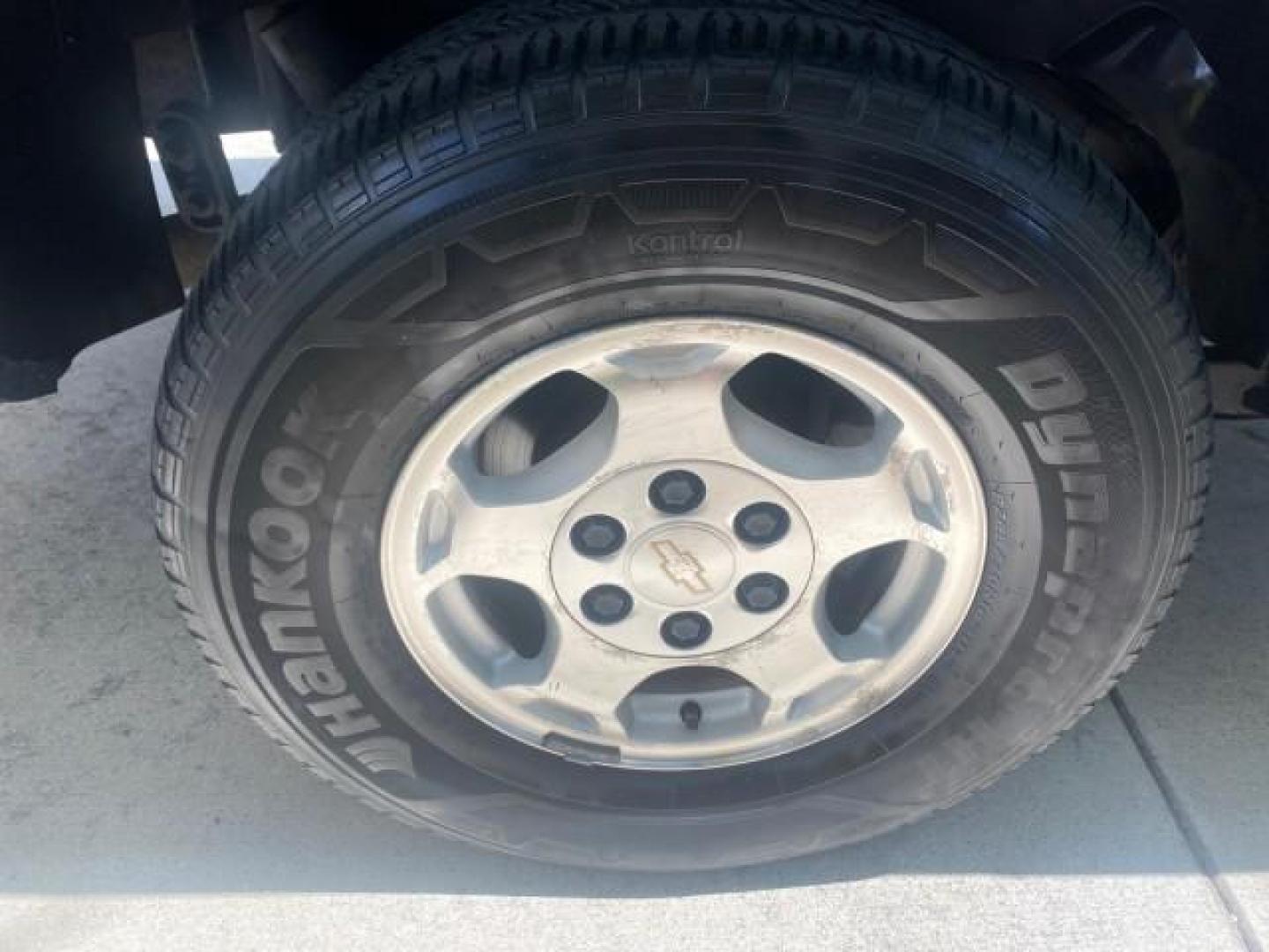 2006 Bermuda Blue Metallic /Gray/Drk Charcoal Chevrolet Avalanche LS LOW MILES 66,207 FLORIDA (3GNEC12Z56G) with an 5.3L Vortec 5300 V8 SFI Flex-Fuel Engine engine, Automatic transmission, located at 4701 North Dixie Hwy, Pompano Beach, FL, 33064, (954) 422-2889, 26.240938, -80.123474 - OUR WEBPAGE FLORIDACARS1.COM HAS OVER 100 PHOTOS AND FREE CARFAX LINK 2006 CHEVROLET AVALANCHE LS 1500 VIN: 3GNEC12Z56G117650 3 G N E C 1 2 Z 5 6 G 1 1 7 6 5 0 SPORT PICKUP 5.3L V8 F FLEX FUEL REAR WHEEL DRIVE Top Features Alloy Wheels Bed Cover Bed Liner Cloth Seats Rear Entertainment System Tow Hi - Photo#85