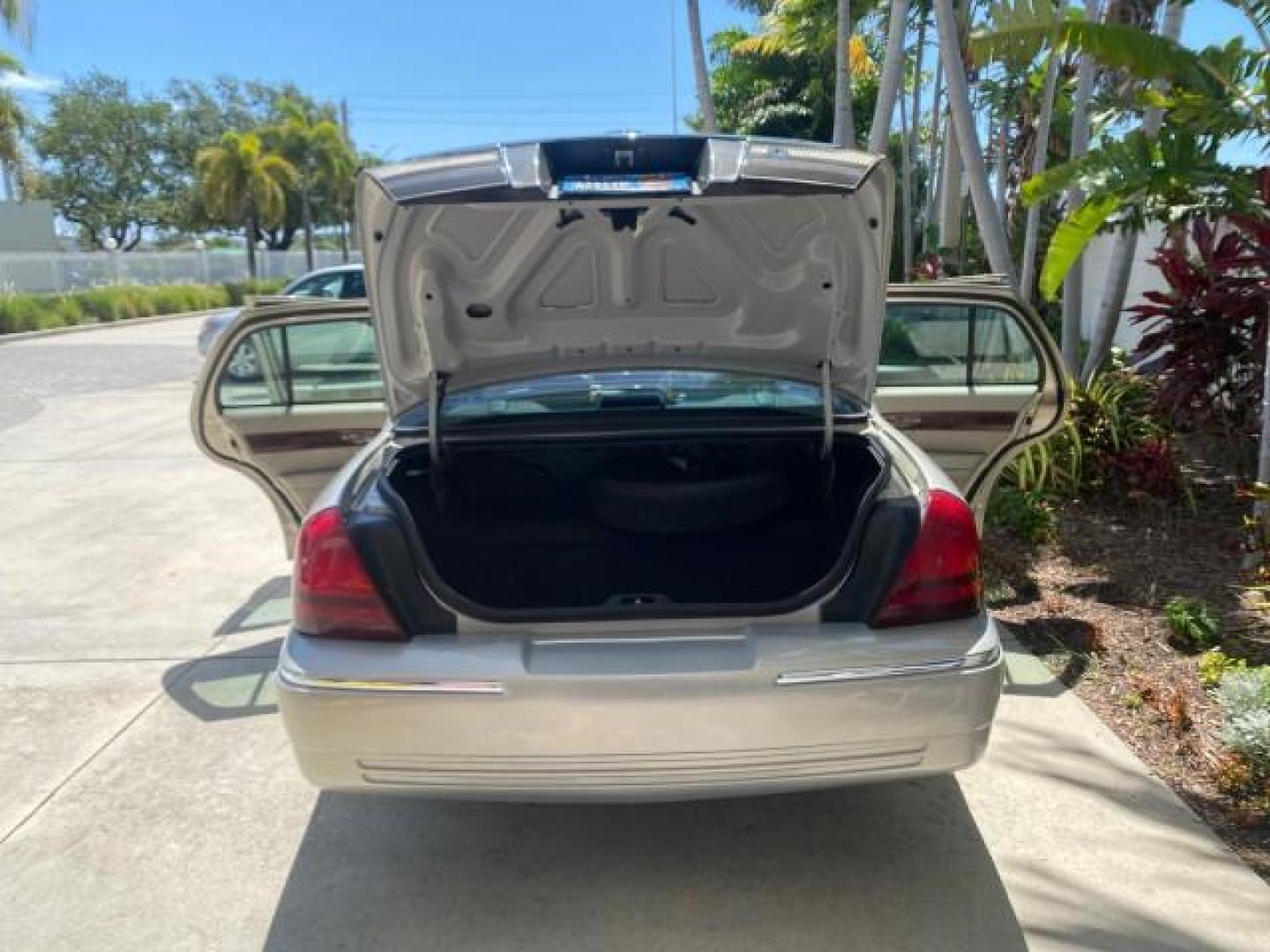 2009 Light Ice Blue Metallic /Light camel Mercury Grand Marquis LS 1 FL LOW MILES 50,955 (2MEHM75V59X) with an 4.6L OHC SEFI FFV V8 Engine engine, Automatic transmission, located at 4701 North Dixie Hwy, Pompano Beach, FL, 33064, (954) 422-2889, 26.240938, -80.123474 - OUR WEBPAGE FLORIDACARS1.COM HAS OVER 100 PHOTOS AND FREE CARFAX LINK 2009 MERCURY GRAND MARQUIS LS VIN: 2MEHM75V59X636303 2 M E H M 7 5 V 5 9 X 6 3 6 3 0 3 SEDAN 4 DR 4.6L V8 F SOHC 16V FLEX FUEL REAR WHEEL DRIVE Top Features Alloy Wheels Leather Seats Basic Features ABS Brakes AM/FM Stereo Air Con - Photo#15