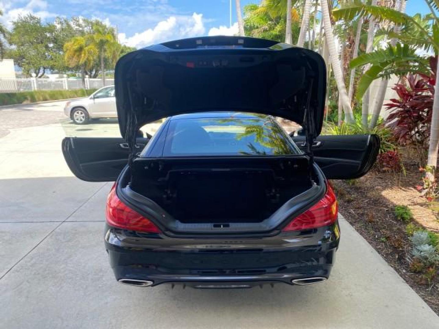 2020 Black /Black Mercedes-Benz SL 450 1 OWNER LOW MILES 18,591 (W1KJK6GA6LF) with an 3.0L Bi-Turbo V6 Engine engine, Automatic transmission, located at 4701 North Dixie Hwy, Pompano Beach, FL, 33064, (954) 422-2889, 26.240938, -80.123474 - OUR WEBPAGE FLORIDACARS1.COM HAS OVER 100 PHOTOS AND FREE CARFAX LINK 2020 MERCEDES-BENZ SL-CLASS SL 450 VIN: W1KJK6GA6LF060243 W 1 K J K 6 G A 6 L F 0 6 0 2 4 3 CONVERTIBLE HARD TOP 3.0L V6 GASOLINE REAR WHEEL DRIVE Highlighted Features AMG PACKAGE HARD TOP RETRACTABLE WITH SUNROOF AMBIENT LIGHTING - Photo#15