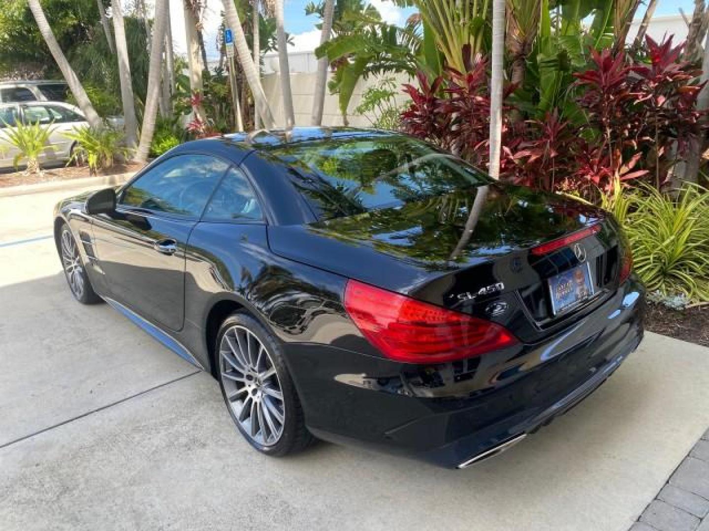 2020 Black /Black Mercedes-Benz SL 450 1 OWNER LOW MILES 18,591 (W1KJK6GA6LF) with an 3.0L Bi-Turbo V6 Engine engine, Automatic transmission, located at 4701 North Dixie Hwy, Pompano Beach, FL, 33064, (954) 422-2889, 26.240938, -80.123474 - OUR WEBPAGE FLORIDACARS1.COM HAS OVER 100 PHOTOS AND FREE CARFAX LINK 2020 MERCEDES-BENZ SL-CLASS SL 450 VIN: W1KJK6GA6LF060243 W 1 K J K 6 G A 6 L F 0 6 0 2 4 3 CONVERTIBLE HARD TOP 3.0L V6 GASOLINE REAR WHEEL DRIVE Highlighted Features AMG PACKAGE HARD TOP RETRACTABLE WITH SUNROOF AMBIENT LIGHTING - Photo#74