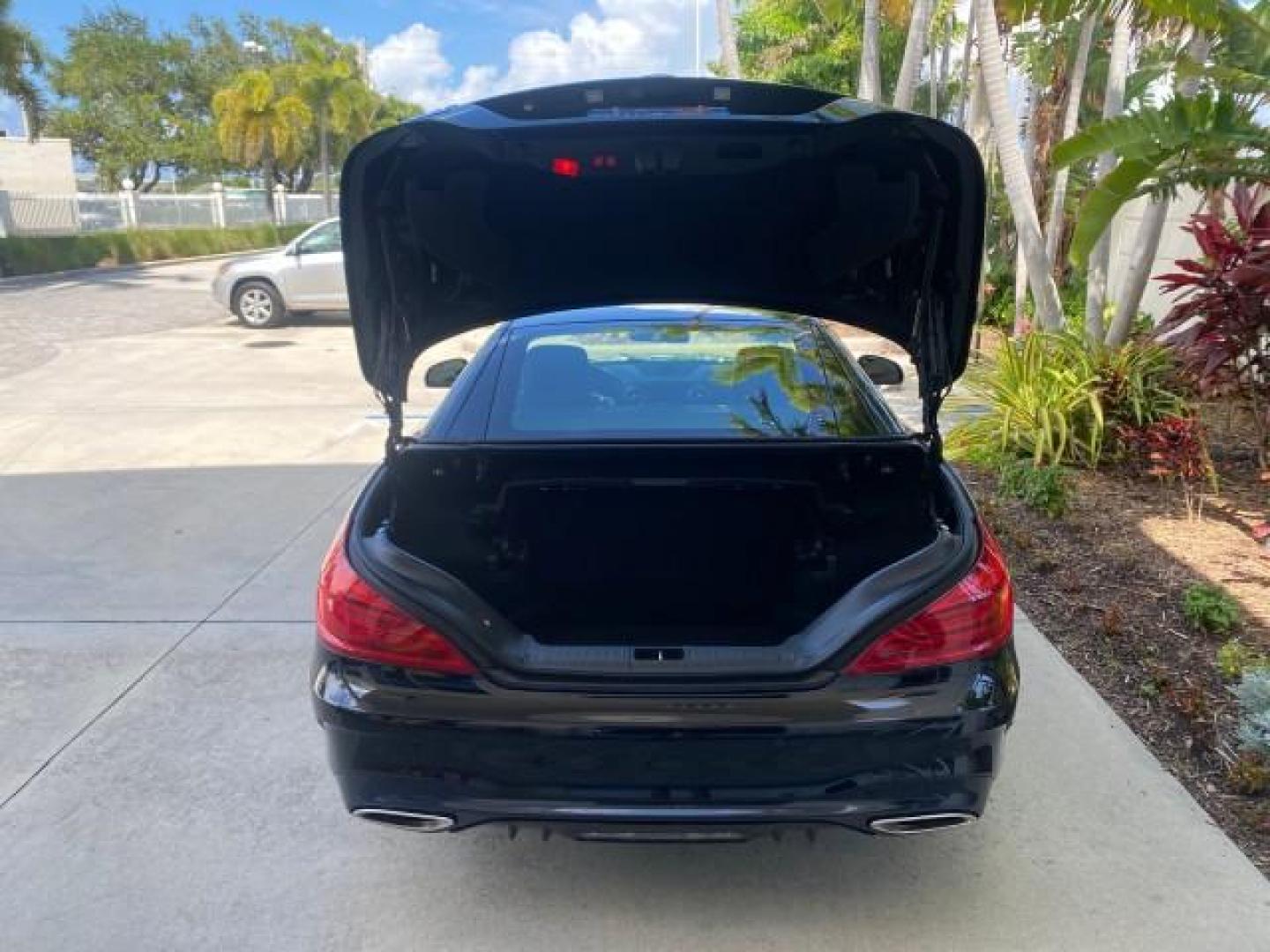2020 Black /Black Mercedes-Benz SL 450 1 OWNER LOW MILES 18,591 (W1KJK6GA6LF) with an 3.0L Bi-Turbo V6 Engine engine, Automatic transmission, located at 4701 North Dixie Hwy, Pompano Beach, FL, 33064, (954) 422-2889, 26.240938, -80.123474 - OUR WEBPAGE FLORIDACARS1.COM HAS OVER 100 PHOTOS AND FREE CARFAX LINK 2020 MERCEDES-BENZ SL-CLASS SL 450 VIN: W1KJK6GA6LF060243 W 1 K J K 6 G A 6 L F 0 6 0 2 4 3 CONVERTIBLE HARD TOP 3.0L V6 GASOLINE REAR WHEEL DRIVE Highlighted Features AMG PACKAGE HARD TOP RETRACTABLE WITH SUNROOF AMBIENT LIGHTING - Photo#81