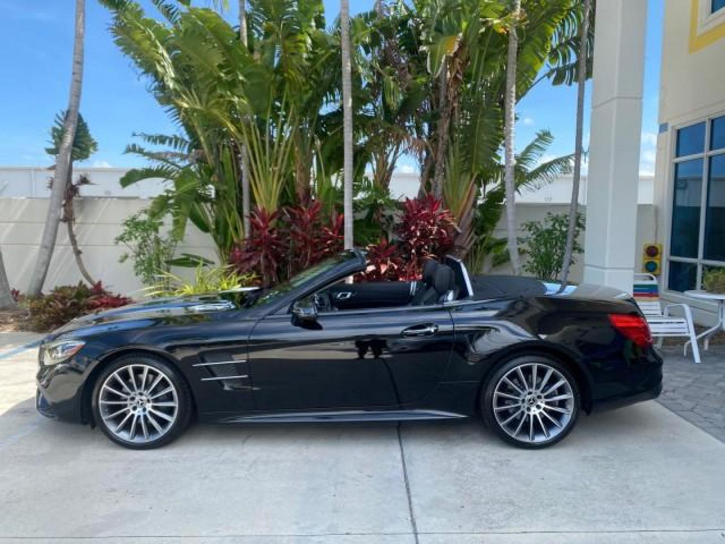 2020 Black /Black Mercedes-Benz SL 450 1 OWNER LOW MILES 18,591 (W1KJK6GA6LF) with an 3.0L Bi-Turbo V6 Engine engine, Automatic transmission, located at 4701 North Dixie Hwy, Pompano Beach, FL, 33064, (954) 422-2889, 26.240938, -80.123474 - OUR WEBPAGE FLORIDACARS1.COM HAS OVER 100 PHOTOS AND FREE CARFAX LINK 2020 MERCEDES-BENZ SL-CLASS SL 450 VIN: W1KJK6GA6LF060243 W 1 K J K 6 G A 6 L F 0 6 0 2 4 3 CONVERTIBLE HARD TOP 3.0L V6 GASOLINE REAR WHEEL DRIVE Highlighted Features AMG PACKAGE HARD TOP RETRACTABLE WITH SUNROOF AMBIENT LIGHTING - Photo#1