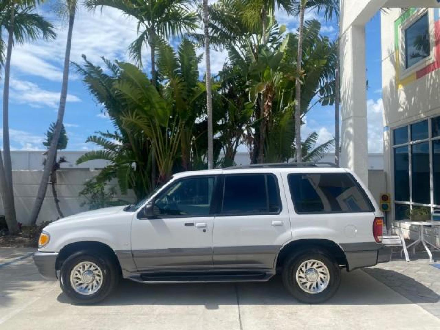 1999 Oxford White /Prairie Tan Mercury Mountaineer 1 OWNER FL LOW MILES (4M2DU52P6XU) with an 5.0L SEFI V8 Engine engine, Automatic transmission, located at 4701 North Dixie Hwy, Pompano Beach, FL, 33064, (954) 422-2889, 26.240938, -80.123474 - OUR WEBPAGE FLORIDACARS1.COM HAS OVER 100 PHOTOS AND FREE CARFAX LINK 1999 MERCURY MOUNTAINEER VIN: 4M2DU52P6XUJ01084 4 M 2 D U 5 2 P 6 X U J 0 1 0 8 4 4 DOOR WAGON/SPORT UTILITY WE ORDERED A NEW GLOVE BOX COVER 5.0L V8 F GASOLINE REAR WHEEL DRIVE Top Features Alloy Wheels Leather Seats Running Boar - Photo#4