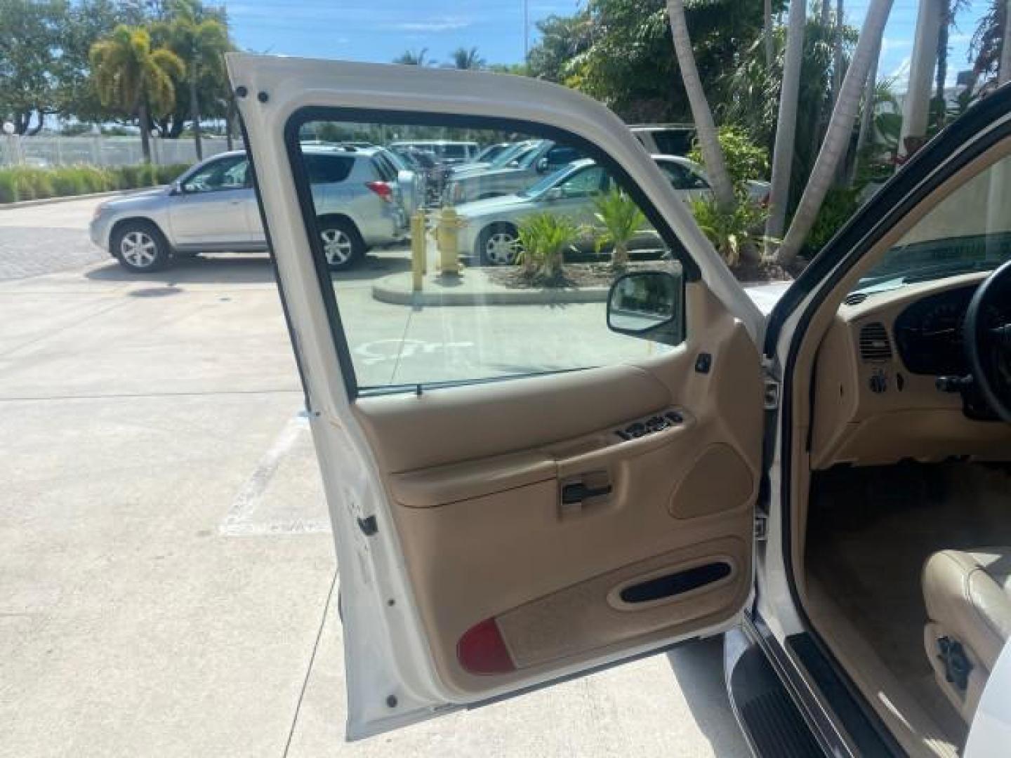 1999 Oxford White /Prairie Tan Mercury Mountaineer 1 OWNER FL LOW MILES (4M2DU52P6XU) with an 5.0L SEFI V8 Engine engine, Automatic transmission, located at 4701 North Dixie Hwy, Pompano Beach, FL, 33064, (954) 422-2889, 26.240938, -80.123474 - OUR WEBPAGE FLORIDACARS1.COM HAS OVER 100 PHOTOS AND FREE CARFAX LINK 1999 MERCURY MOUNTAINEER VIN: 4M2DU52P6XUJ01084 4 M 2 D U 5 2 P 6 X U J 0 1 0 8 4 4 DOOR WAGON/SPORT UTILITY WE ORDERED A NEW GLOVE BOX COVER 5.0L V8 F GASOLINE REAR WHEEL DRIVE Top Features Alloy Wheels Leather Seats Running Boar - Photo#9