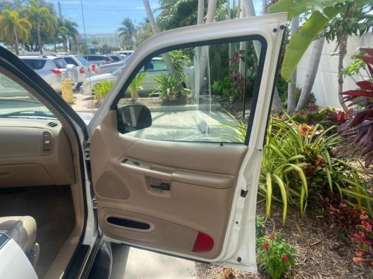 1999 Oxford White /Prairie Tan Mercury Mountaineer 1 OWNER FL LOW MILES (4M2DU52P6XU) with an 5.0L SEFI V8 Engine engine, Automatic transmission, located at 4701 North Dixie Hwy, Pompano Beach, FL, 33064, (954) 422-2889, 26.240938, -80.123474 - OUR WEBPAGE FLORIDACARS1.COM HAS OVER 100 PHOTOS AND FREE CARFAX LINK 1999 MERCURY MOUNTAINEER VIN: 4M2DU52P6XUJ01084 4 M 2 D U 5 2 P 6 X U J 0 1 0 8 4 4 DOOR WAGON/SPORT UTILITY WE ORDERED A NEW GLOVE BOX COVER 5.0L V8 F GASOLINE REAR WHEEL DRIVE Top Features Alloy Wheels Leather Seats Running Boar - Photo#11