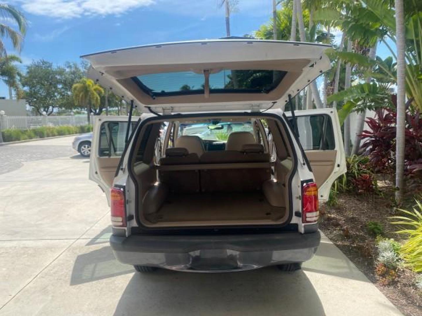 1999 Oxford White /Prairie Tan Mercury Mountaineer 1 OWNER FL LOW MILES (4M2DU52P6XU) with an 5.0L SEFI V8 Engine engine, Automatic transmission, located at 4701 North Dixie Hwy, Pompano Beach, FL, 33064, (954) 422-2889, 26.240938, -80.123474 - OUR WEBPAGE FLORIDACARS1.COM HAS OVER 100 PHOTOS AND FREE CARFAX LINK 1999 MERCURY MOUNTAINEER VIN: 4M2DU52P6XUJ01084 4 M 2 D U 5 2 P 6 X U J 0 1 0 8 4 4 DOOR WAGON/SPORT UTILITY WE ORDERED A NEW GLOVE BOX COVER 5.0L V8 F GASOLINE REAR WHEEL DRIVE Top Features Alloy Wheels Leather Seats Running Boar - Photo#15