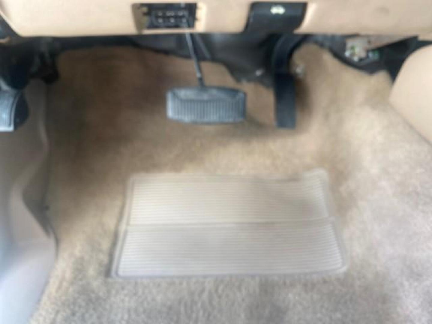 1999 Oxford White /Prairie Tan Mercury Mountaineer 1 OWNER FL LOW MILES (4M2DU52P6XU) with an 5.0L SEFI V8 Engine engine, Automatic transmission, located at 4701 North Dixie Hwy, Pompano Beach, FL, 33064, (954) 422-2889, 26.240938, -80.123474 - OUR WEBPAGE FLORIDACARS1.COM HAS OVER 100 PHOTOS AND FREE CARFAX LINK 1999 MERCURY MOUNTAINEER VIN: 4M2DU52P6XUJ01084 4 M 2 D U 5 2 P 6 X U J 0 1 0 8 4 4 DOOR WAGON/SPORT UTILITY WE ORDERED A NEW GLOVE BOX COVER 5.0L V8 F GASOLINE REAR WHEEL DRIVE Top Features Alloy Wheels Leather Seats Running Boar - Photo#44