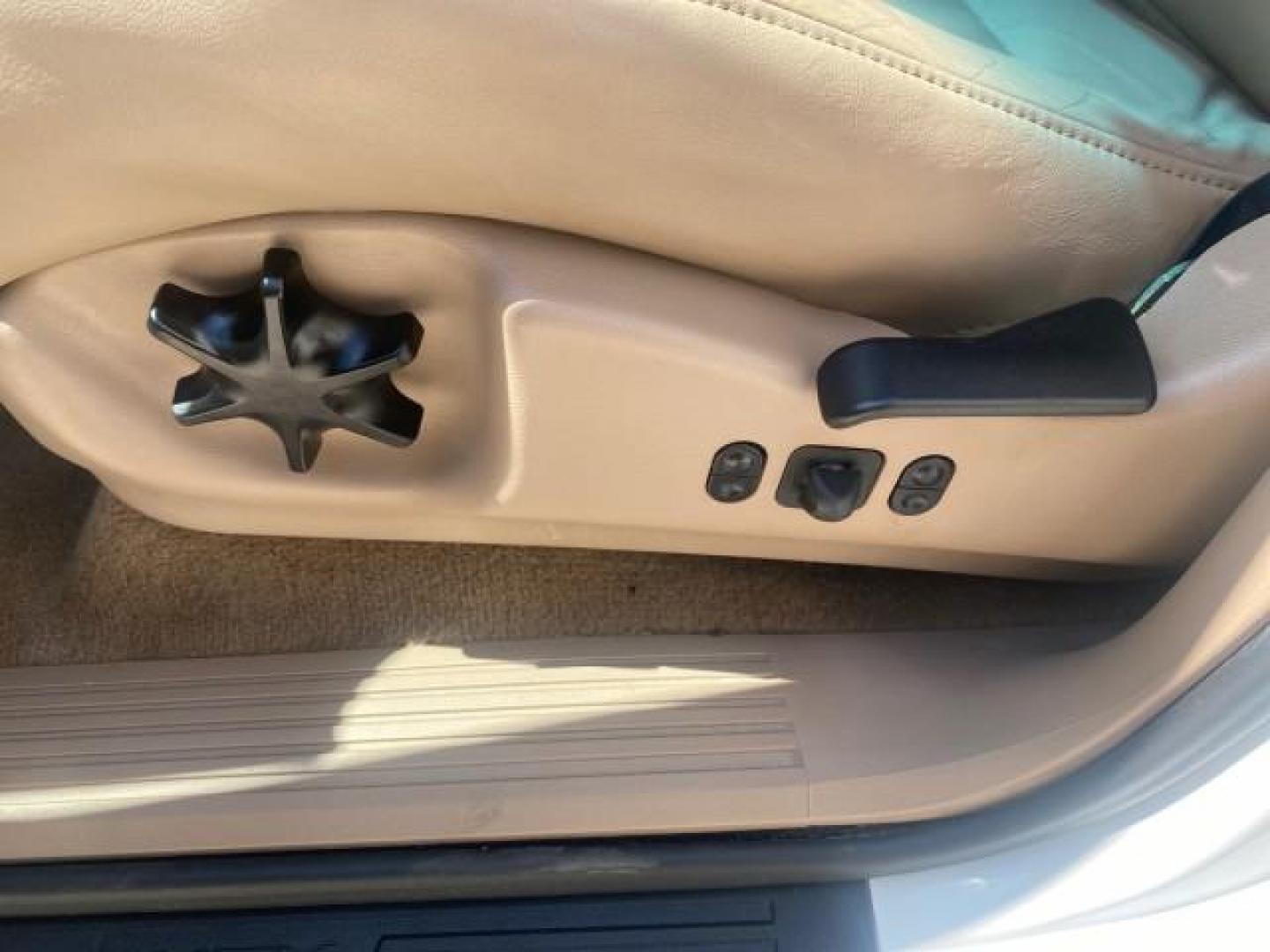 1999 Oxford White /Prairie Tan Mercury Mountaineer 1 OWNER FL LOW MILES (4M2DU52P6XU) with an 5.0L SEFI V8 Engine engine, Automatic transmission, located at 4701 North Dixie Hwy, Pompano Beach, FL, 33064, (954) 422-2889, 26.240938, -80.123474 - OUR WEBPAGE FLORIDACARS1.COM HAS OVER 100 PHOTOS AND FREE CARFAX LINK 1999 MERCURY MOUNTAINEER VIN: 4M2DU52P6XUJ01084 4 M 2 D U 5 2 P 6 X U J 0 1 0 8 4 4 DOOR WAGON/SPORT UTILITY WE ORDERED A NEW GLOVE BOX COVER 5.0L V8 F GASOLINE REAR WHEEL DRIVE Top Features Alloy Wheels Leather Seats Running Boar - Photo#61