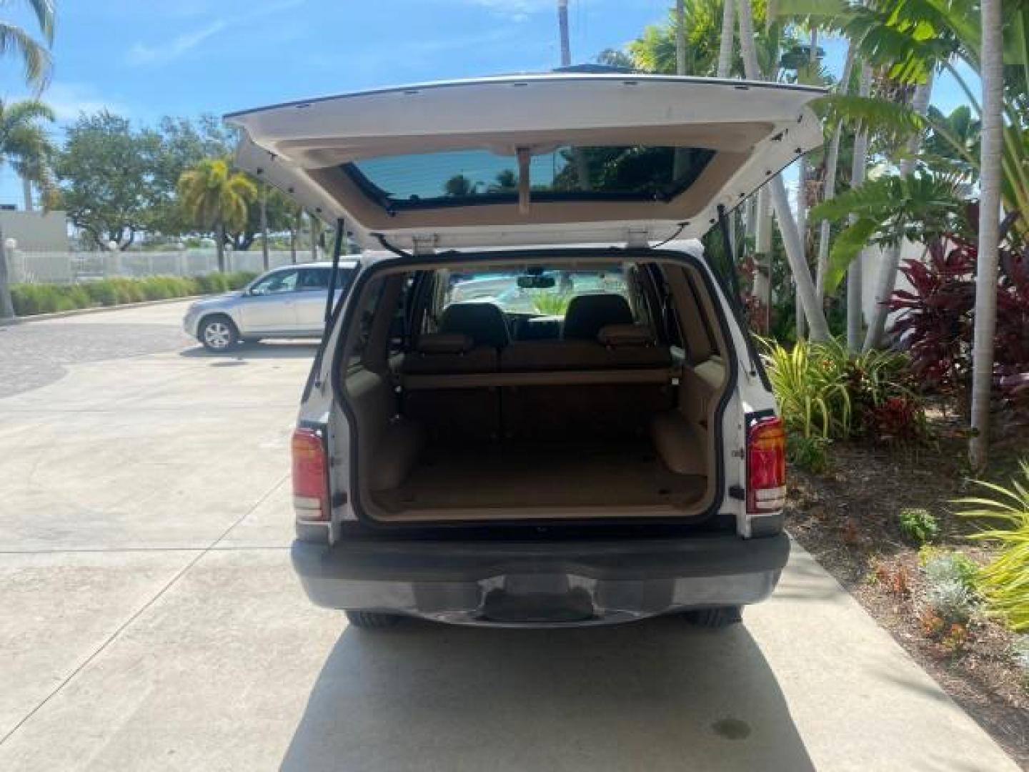 1999 Oxford White /Prairie Tan Mercury Mountaineer 1 OWNER FL LOW MILES (4M2DU52P6XU) with an 5.0L SEFI V8 Engine engine, Automatic transmission, located at 4701 North Dixie Hwy, Pompano Beach, FL, 33064, (954) 422-2889, 26.240938, -80.123474 - OUR WEBPAGE FLORIDACARS1.COM HAS OVER 100 PHOTOS AND FREE CARFAX LINK 1999 MERCURY MOUNTAINEER VIN: 4M2DU52P6XUJ01084 4 M 2 D U 5 2 P 6 X U J 0 1 0 8 4 4 DOOR WAGON/SPORT UTILITY WE ORDERED A NEW GLOVE BOX COVER 5.0L V8 F GASOLINE REAR WHEEL DRIVE Top Features Alloy Wheels Leather Seats Running Boar - Photo#83