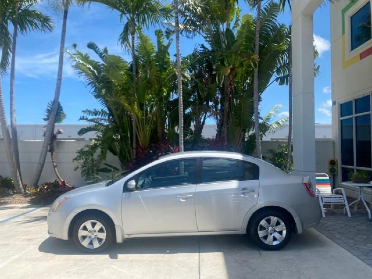 2009 Fresh Powder /Beige Nissan Sentra 2.0 SL 1 OWNER LOW MILES 37,645 (3N1AB61EX9L) with an 2.0L DOHC 16-Valve SMPI I4 Engine engine, Automatic transmission, located at 4701 North Dixie Hwy, Pompano Beach, FL, 33064, (954) 422-2889, 26.240938, -80.123474 - OUR WEBPAGE FLORIDACARS1.COM HAS OVER 100 PHOTOS AND FREE CARFAX LINK 2009 NISSAN SENTRA 2.0 30 MPG VIN: 3N1AB61EX9L688751 3 N 1 A B 6 1 E X 9 L 6 8 8 7 5 1 SEDAN 4 DR 2.0L I4 F DOHC 16V GASOLINE FRONT WHEEL DRIVE Top Features Cloth Seats Basic Features ABS Brakes AM/FM Stereo Air Conditioning Autom - Photo#4