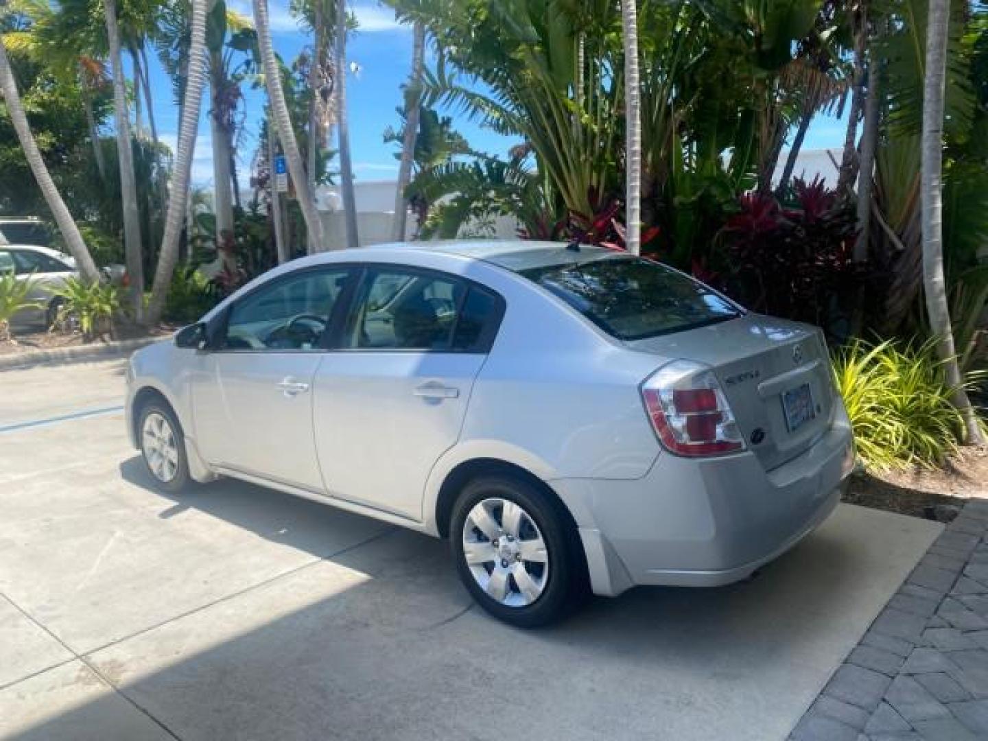 2009 Fresh Powder /Beige Nissan Sentra 2.0 SL 1 OWNER LOW MILES 37,645 (3N1AB61EX9L) with an 2.0L DOHC 16-Valve SMPI I4 Engine engine, Automatic transmission, located at 4701 North Dixie Hwy, Pompano Beach, FL, 33064, (954) 422-2889, 26.240938, -80.123474 - OUR WEBPAGE FLORIDACARS1.COM HAS OVER 100 PHOTOS AND FREE CARFAX LINK 2009 NISSAN SENTRA 2.0 30 MPG VIN: 3N1AB61EX9L688751 3 N 1 A B 6 1 E X 9 L 6 8 8 7 5 1 SEDAN 4 DR 2.0L I4 F DOHC 16V GASOLINE FRONT WHEEL DRIVE Top Features Cloth Seats Basic Features ABS Brakes AM/FM Stereo Air Conditioning Autom - Photo#5