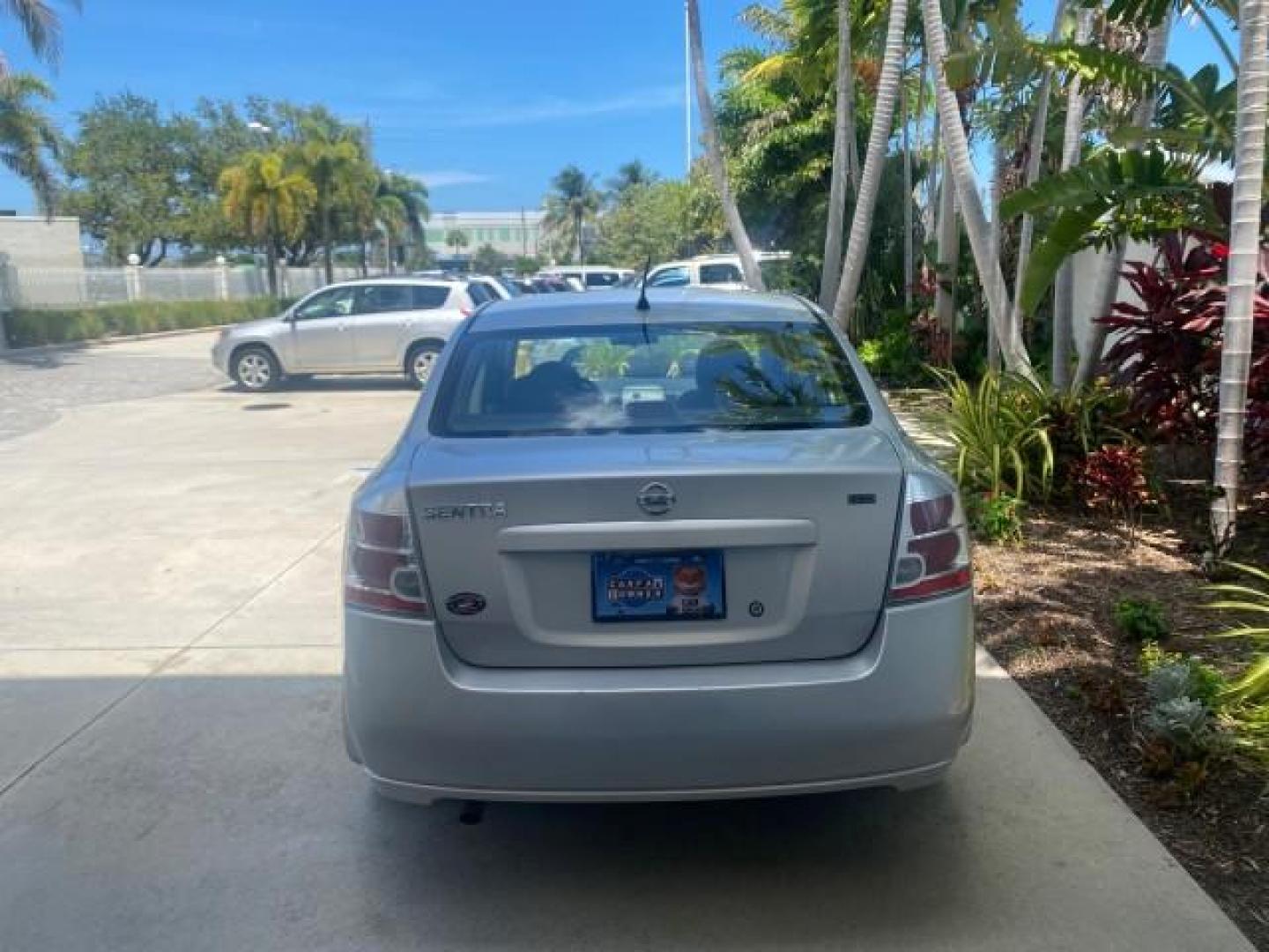 2009 Fresh Powder /Beige Nissan Sentra 2.0 SL 1 OWNER LOW MILES 37,645 (3N1AB61EX9L) with an 2.0L DOHC 16-Valve SMPI I4 Engine engine, Automatic transmission, located at 4701 North Dixie Hwy, Pompano Beach, FL, 33064, (954) 422-2889, 26.240938, -80.123474 - OUR WEBPAGE FLORIDACARS1.COM HAS OVER 100 PHOTOS AND FREE CARFAX LINK 2009 NISSAN SENTRA 2.0 30 MPG VIN: 3N1AB61EX9L688751 3 N 1 A B 6 1 E X 9 L 6 8 8 7 5 1 SEDAN 4 DR 2.0L I4 F DOHC 16V GASOLINE FRONT WHEEL DRIVE Top Features Cloth Seats Basic Features ABS Brakes AM/FM Stereo Air Conditioning Autom - Photo#6