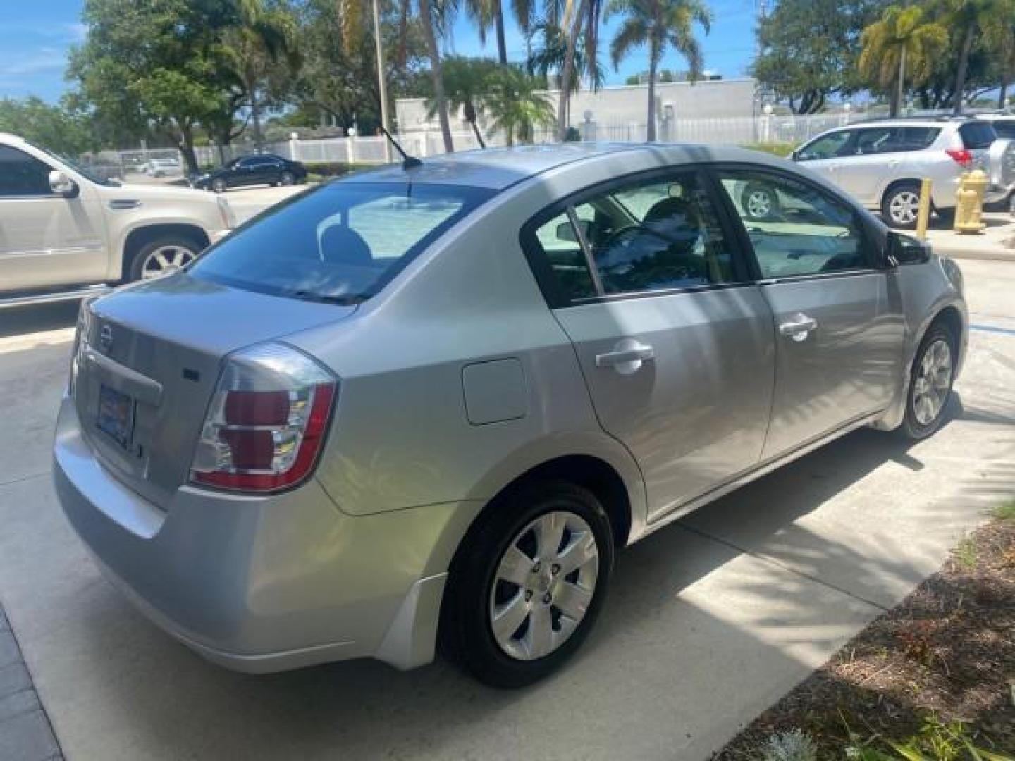 2009 Fresh Powder /Beige Nissan Sentra 2.0 SL 1 OWNER LOW MILES 37,645 (3N1AB61EX9L) with an 2.0L DOHC 16-Valve SMPI I4 Engine engine, Automatic transmission, located at 4701 North Dixie Hwy, Pompano Beach, FL, 33064, (954) 422-2889, 26.240938, -80.123474 - OUR WEBPAGE FLORIDACARS1.COM HAS OVER 100 PHOTOS AND FREE CARFAX LINK 2009 NISSAN SENTRA 2.0 30 MPG VIN: 3N1AB61EX9L688751 3 N 1 A B 6 1 E X 9 L 6 8 8 7 5 1 SEDAN 4 DR 2.0L I4 F DOHC 16V GASOLINE FRONT WHEEL DRIVE Top Features Cloth Seats Basic Features ABS Brakes AM/FM Stereo Air Conditioning Autom - Photo#7