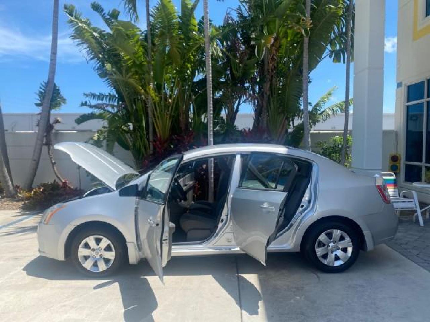 2009 Fresh Powder /Beige Nissan Sentra 2.0 SL 1 OWNER LOW MILES 37,645 (3N1AB61EX9L) with an 2.0L DOHC 16-Valve SMPI I4 Engine engine, Automatic transmission, located at 4701 North Dixie Hwy, Pompano Beach, FL, 33064, (954) 422-2889, 26.240938, -80.123474 - OUR WEBPAGE FLORIDACARS1.COM HAS OVER 100 PHOTOS AND FREE CARFAX LINK 2009 NISSAN SENTRA 2.0 30 MPG VIN: 3N1AB61EX9L688751 3 N 1 A B 6 1 E X 9 L 6 8 8 7 5 1 SEDAN 4 DR 2.0L I4 F DOHC 16V GASOLINE FRONT WHEEL DRIVE Top Features Cloth Seats Basic Features ABS Brakes AM/FM Stereo Air Conditioning Autom - Photo#8