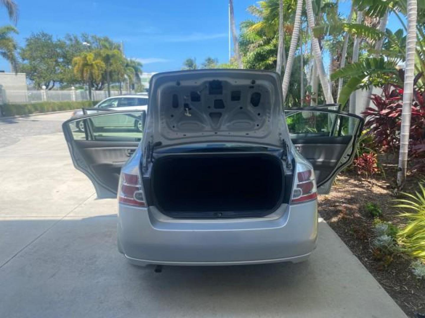 2009 Fresh Powder /Beige Nissan Sentra 2.0 SL 1 OWNER LOW MILES 37,645 (3N1AB61EX9L) with an 2.0L DOHC 16-Valve SMPI I4 Engine engine, Automatic transmission, located at 4701 North Dixie Hwy, Pompano Beach, FL, 33064, (954) 422-2889, 26.240938, -80.123474 - OUR WEBPAGE FLORIDACARS1.COM HAS OVER 100 PHOTOS AND FREE CARFAX LINK 2009 NISSAN SENTRA 2.0 30 MPG VIN: 3N1AB61EX9L688751 3 N 1 A B 6 1 E X 9 L 6 8 8 7 5 1 SEDAN 4 DR 2.0L I4 F DOHC 16V GASOLINE FRONT WHEEL DRIVE Top Features Cloth Seats Basic Features ABS Brakes AM/FM Stereo Air Conditioning Autom - Photo#15