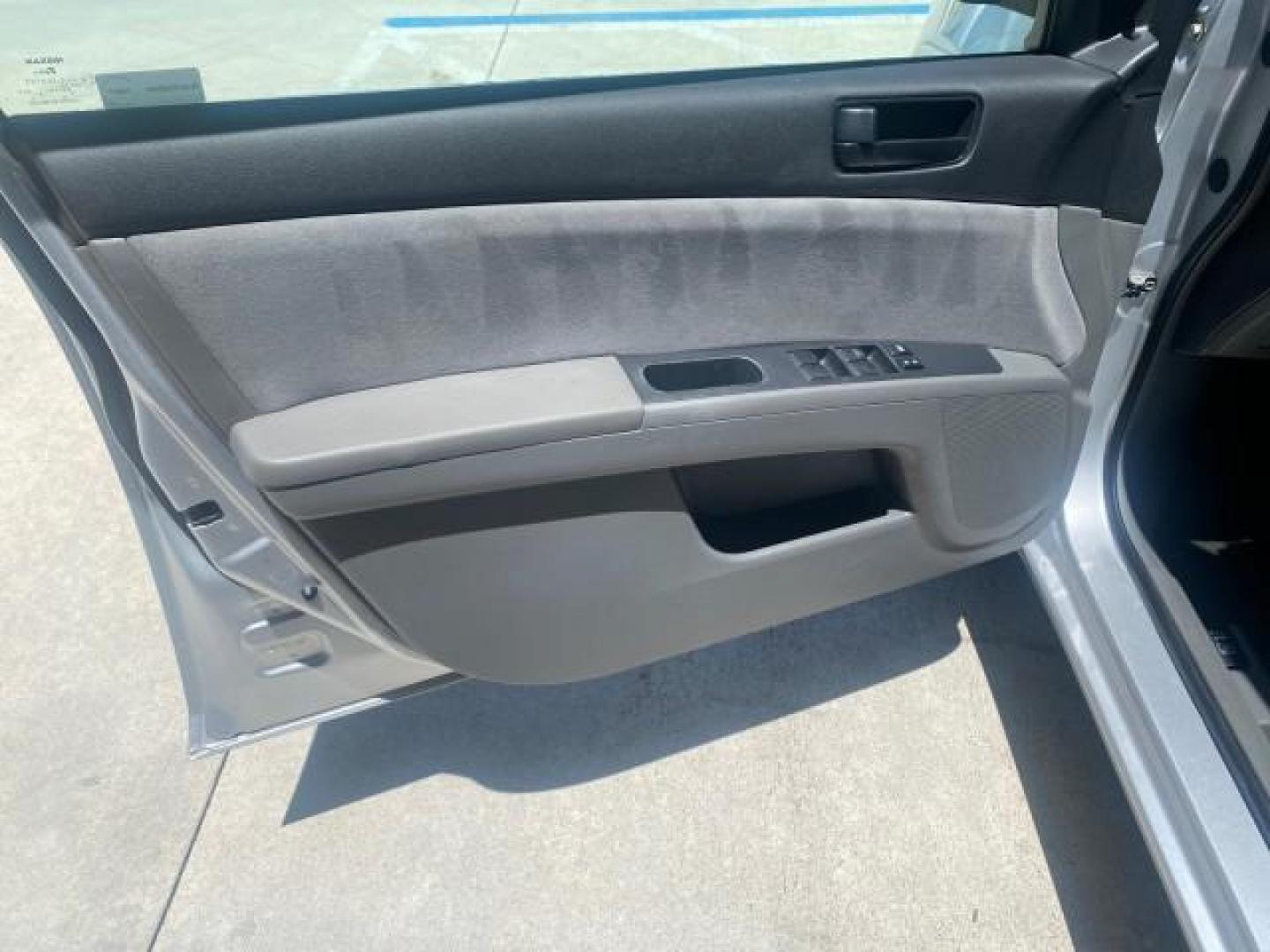 2009 Fresh Powder /Beige Nissan Sentra 2.0 SL 1 OWNER LOW MILES 37,645 (3N1AB61EX9L) with an 2.0L DOHC 16-Valve SMPI I4 Engine engine, Automatic transmission, located at 4701 North Dixie Hwy, Pompano Beach, FL, 33064, (954) 422-2889, 26.240938, -80.123474 - OUR WEBPAGE FLORIDACARS1.COM HAS OVER 100 PHOTOS AND FREE CARFAX LINK 2009 NISSAN SENTRA 2.0 30 MPG VIN: 3N1AB61EX9L688751 3 N 1 A B 6 1 E X 9 L 6 8 8 7 5 1 SEDAN 4 DR 2.0L I4 F DOHC 16V GASOLINE FRONT WHEEL DRIVE Top Features Cloth Seats Basic Features ABS Brakes AM/FM Stereo Air Conditioning Autom - Photo#31
