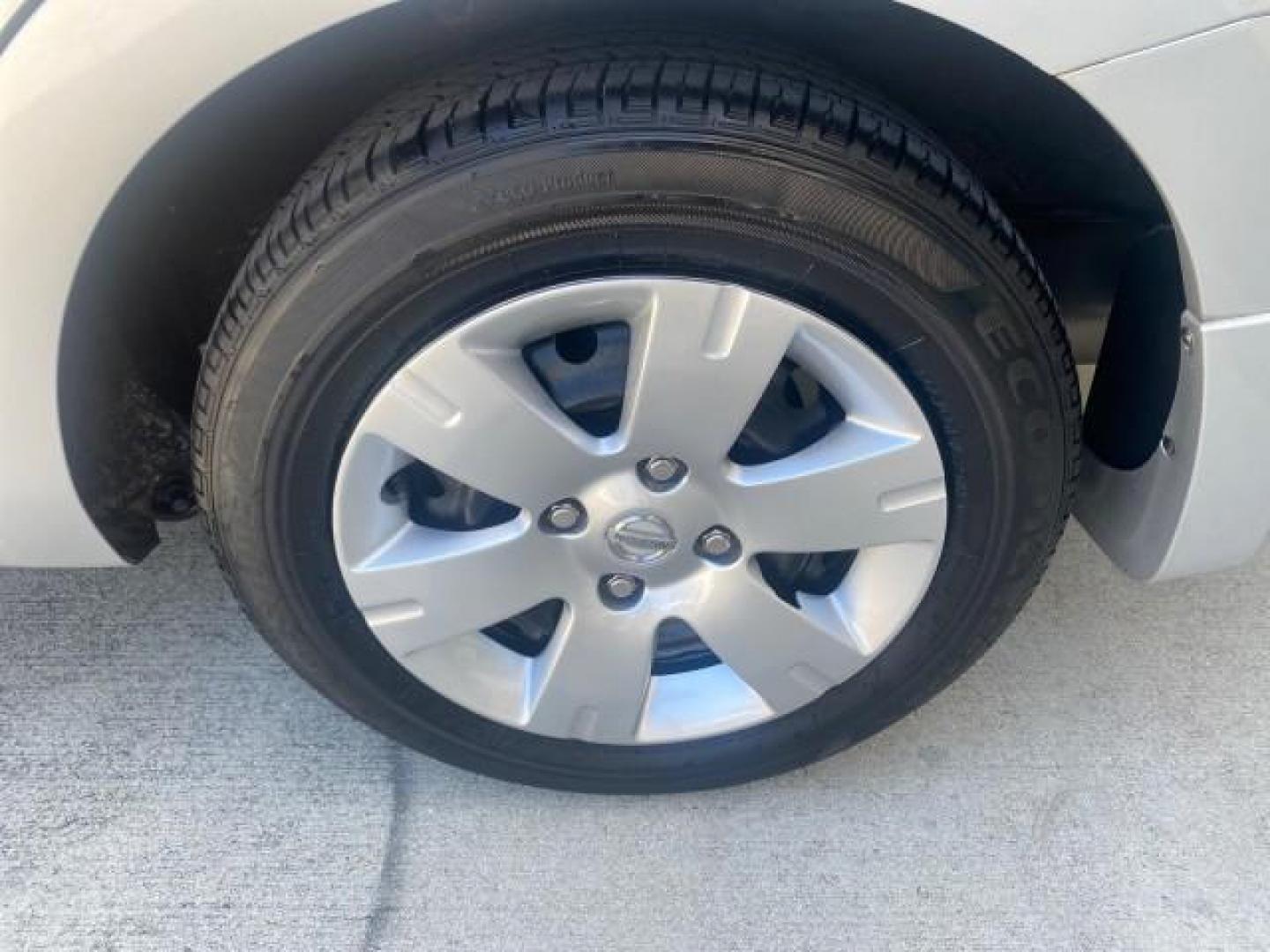 2009 Fresh Powder /Beige Nissan Sentra 2.0 SL 1 OWNER LOW MILES 37,645 (3N1AB61EX9L) with an 2.0L DOHC 16-Valve SMPI I4 Engine engine, Automatic transmission, located at 4701 North Dixie Hwy, Pompano Beach, FL, 33064, (954) 422-2889, 26.240938, -80.123474 - OUR WEBPAGE FLORIDACARS1.COM HAS OVER 100 PHOTOS AND FREE CARFAX LINK 2009 NISSAN SENTRA 2.0 30 MPG VIN: 3N1AB61EX9L688751 3 N 1 A B 6 1 E X 9 L 6 8 8 7 5 1 SEDAN 4 DR 2.0L I4 F DOHC 16V GASOLINE FRONT WHEEL DRIVE Top Features Cloth Seats Basic Features ABS Brakes AM/FM Stereo Air Conditioning Autom - Photo#69