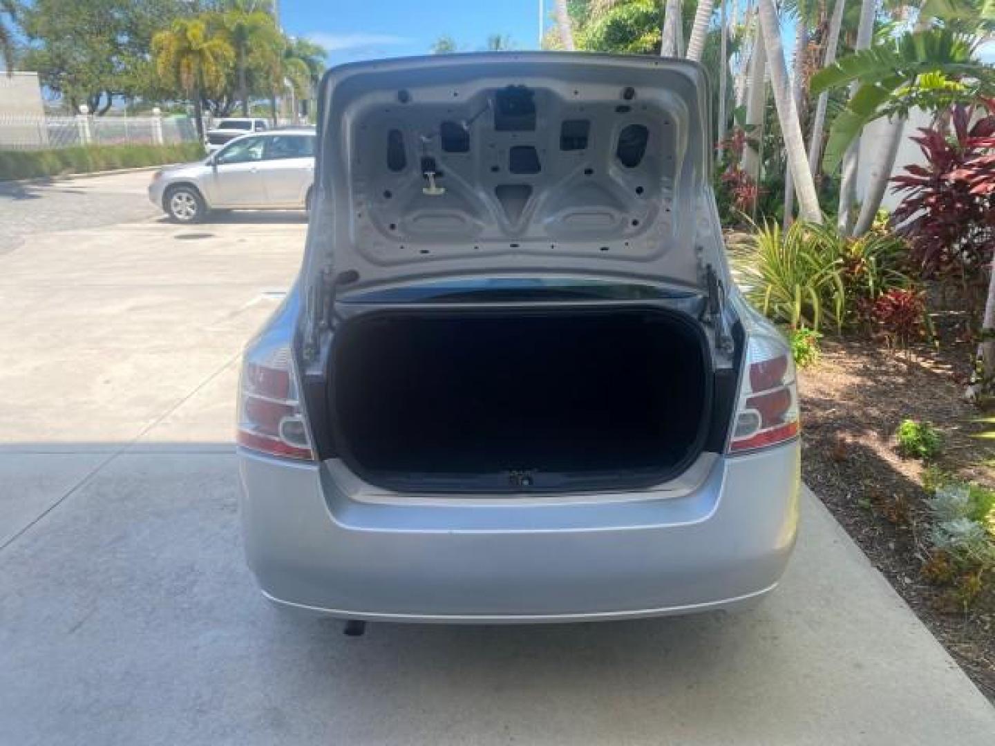 2009 Fresh Powder /Beige Nissan Sentra 2.0 SL 1 OWNER LOW MILES 37,645 (3N1AB61EX9L) with an 2.0L DOHC 16-Valve SMPI I4 Engine engine, Automatic transmission, located at 4701 North Dixie Hwy, Pompano Beach, FL, 33064, (954) 422-2889, 26.240938, -80.123474 - OUR WEBPAGE FLORIDACARS1.COM HAS OVER 100 PHOTOS AND FREE CARFAX LINK 2009 NISSAN SENTRA 2.0 30 MPG VIN: 3N1AB61EX9L688751 3 N 1 A B 6 1 E X 9 L 6 8 8 7 5 1 SEDAN 4 DR 2.0L I4 F DOHC 16V GASOLINE FRONT WHEEL DRIVE Top Features Cloth Seats Basic Features ABS Brakes AM/FM Stereo Air Conditioning Autom - Photo#76