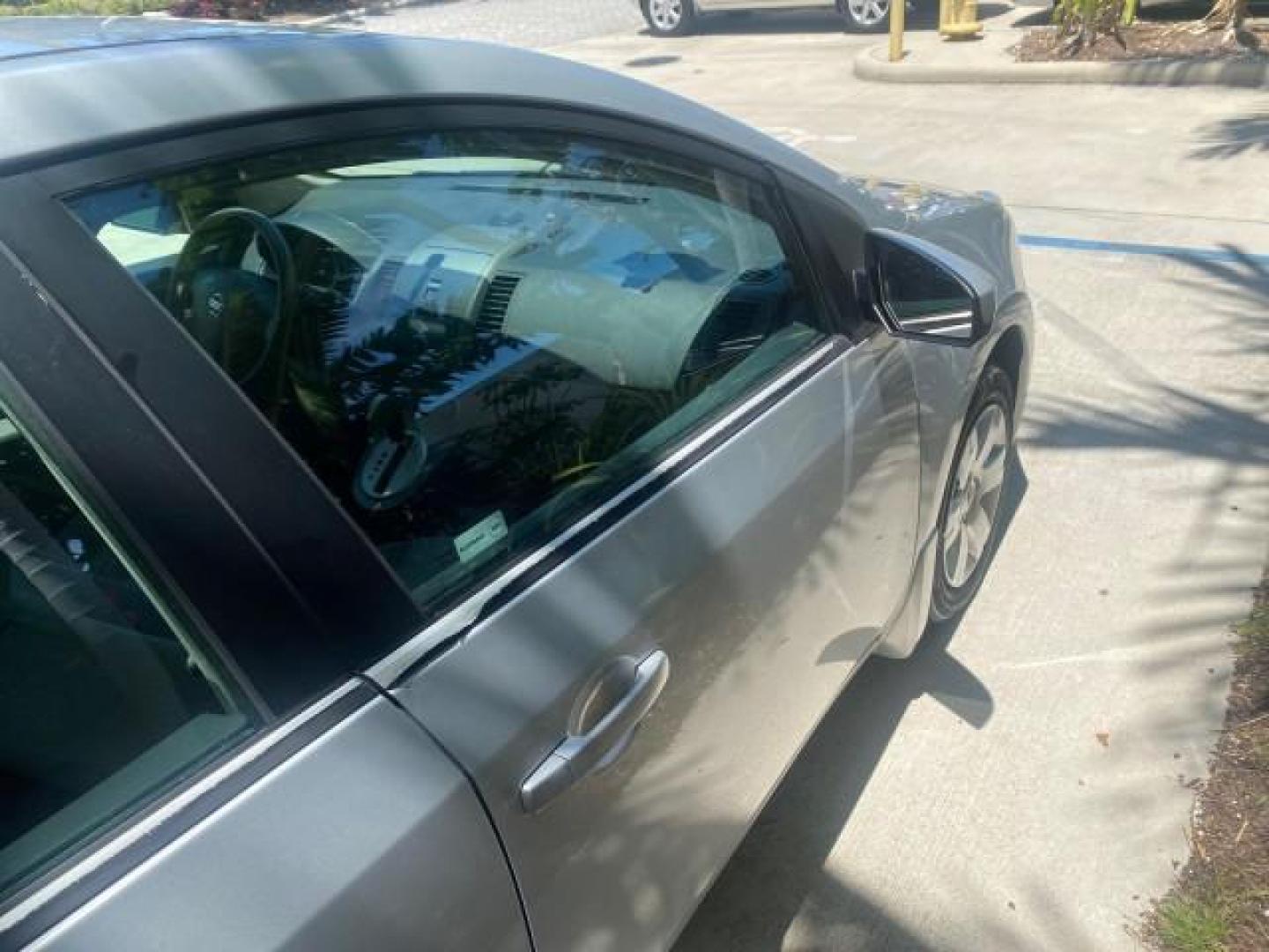 2009 Fresh Powder /Beige Nissan Sentra 2.0 SL 1 OWNER LOW MILES 37,645 (3N1AB61EX9L) with an 2.0L DOHC 16-Valve SMPI I4 Engine engine, Automatic transmission, located at 4701 North Dixie Hwy, Pompano Beach, FL, 33064, (954) 422-2889, 26.240938, -80.123474 - OUR WEBPAGE FLORIDACARS1.COM HAS OVER 100 PHOTOS AND FREE CARFAX LINK 2009 NISSAN SENTRA 2.0 30 MPG VIN: 3N1AB61EX9L688751 3 N 1 A B 6 1 E X 9 L 6 8 8 7 5 1 SEDAN 4 DR 2.0L I4 F DOHC 16V GASOLINE FRONT WHEEL DRIVE Top Features Cloth Seats Basic Features ABS Brakes AM/FM Stereo Air Conditioning Autom - Photo#93