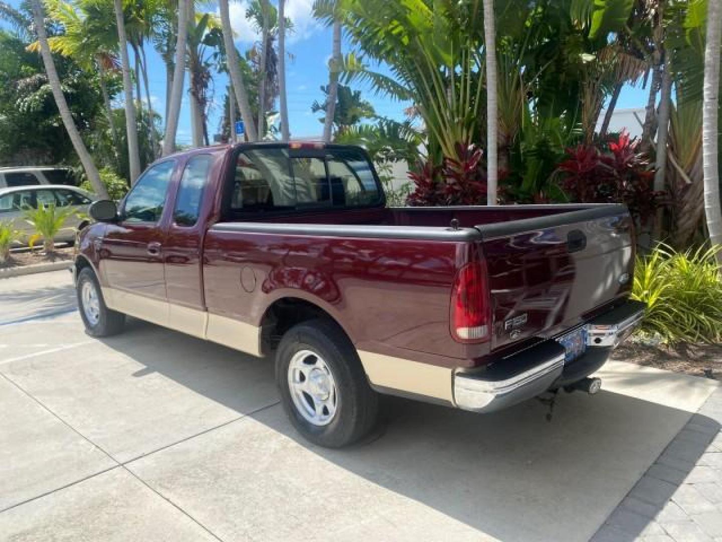 1997 Dark Toreador Red (CC/Met) /Medium Prarie Tan Ford F-150 XLT 1 OWNER LOW MILES 74,027 (1FTDX17W5VK) with an 4.6L EFI OHC V8 Triton Engine engine, Automatic transmission, located at 4701 North Dixie Hwy, Pompano Beach, FL, 33064, (954) 422-2889, 26.240938, -80.123474 - OUR WEBPAGE FLORIDACARS1.COM HAS OVER 100 PHOTOS AND FREE CARFAX LINK 1997 FORD F-150 XLT VIN: 1FTDX17W5VKB56866 1 F T D X 1 7 W 5 V K B 5 6 8 6 6 3 DOOR EXTENDED CAB PICKUP 4.6L V8 F GASOLINE REAR WHEEL DRIVE Top Features Cloth Seats Tow Hitch Basic Features ABS Brakes AM/FM Stereo Air Conditioning - Photo#5