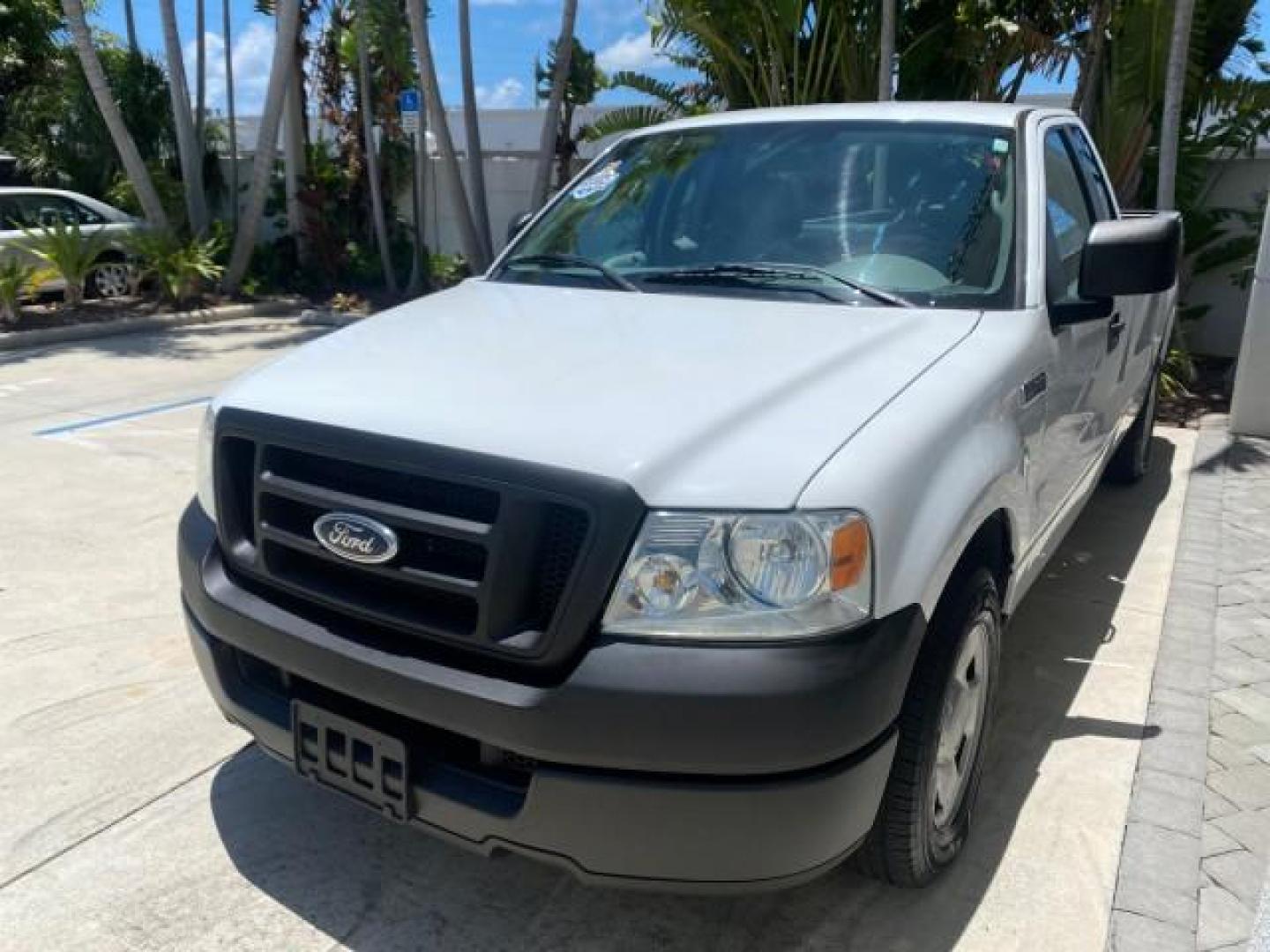 2005 Oxford White /Flint Ford F-150 XL 1 OWNER LOW MILES 23,679 (1FTRF12255N) with an 4.2L EFI V6 Engine engine, Automatic transmission, located at 4701 North Dixie Hwy, Pompano Beach, FL, 33064, (954) 422-2889, 26.240938, -80.123474 - OUR WEBPAGE FLORIDACARS1.COM HAS OVER 100 PHOTOS AND FREE CARFAX LINK 2005 FORD F-150 STX VIN:1FTRF12255NB53851 PICKUP 4.2L V6 F OHV GASOLINE REAR WHEEL DRIVE Top Features Vinyl Seats Basic Features ABS Brakes AM/FM Stereo Air Conditioning Automatic Transmission CD Audio Presenting one of the finest - Photo#3
