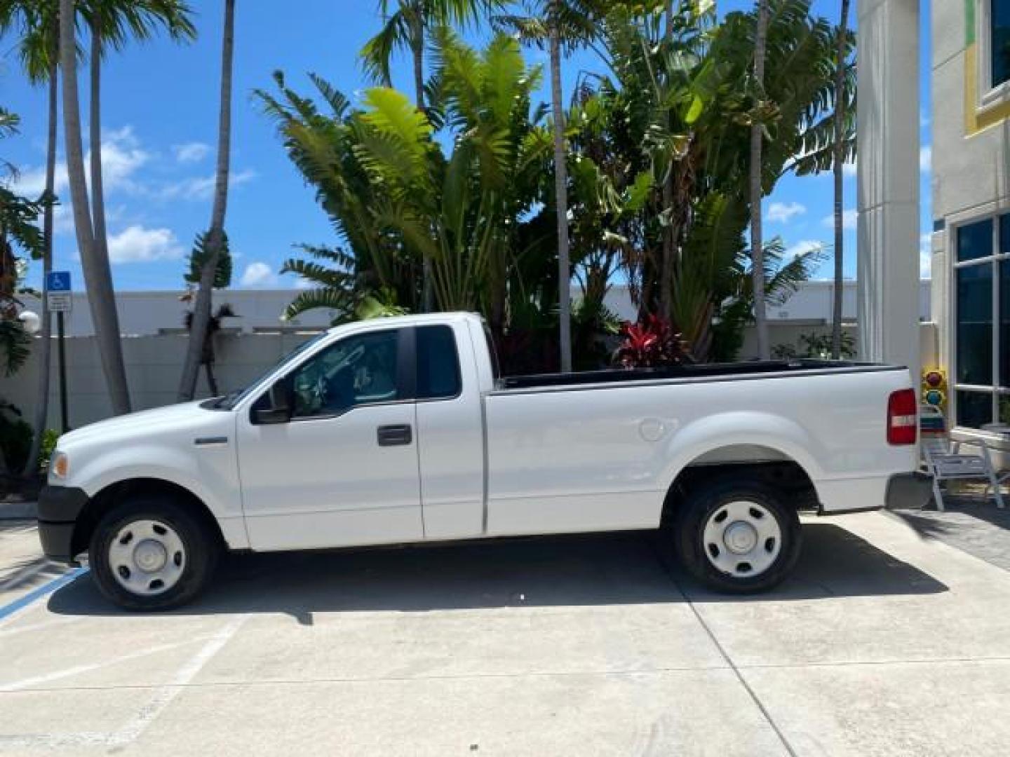 2005 Oxford White /Flint Ford F-150 XL 1 OWNER LOW MILES 23,679 (1FTRF12255N) with an 4.2L EFI V6 Engine engine, Automatic transmission, located at 4701 North Dixie Hwy, Pompano Beach, FL, 33064, (954) 422-2889, 26.240938, -80.123474 - OUR WEBPAGE FLORIDACARS1.COM HAS OVER 100 PHOTOS AND FREE CARFAX LINK 2005 FORD F-150 STX VIN:1FTRF12255NB53851 PICKUP 4.2L V6 F OHV GASOLINE REAR WHEEL DRIVE Top Features Vinyl Seats Basic Features ABS Brakes AM/FM Stereo Air Conditioning Automatic Transmission CD Audio Presenting one of the finest - Photo#4