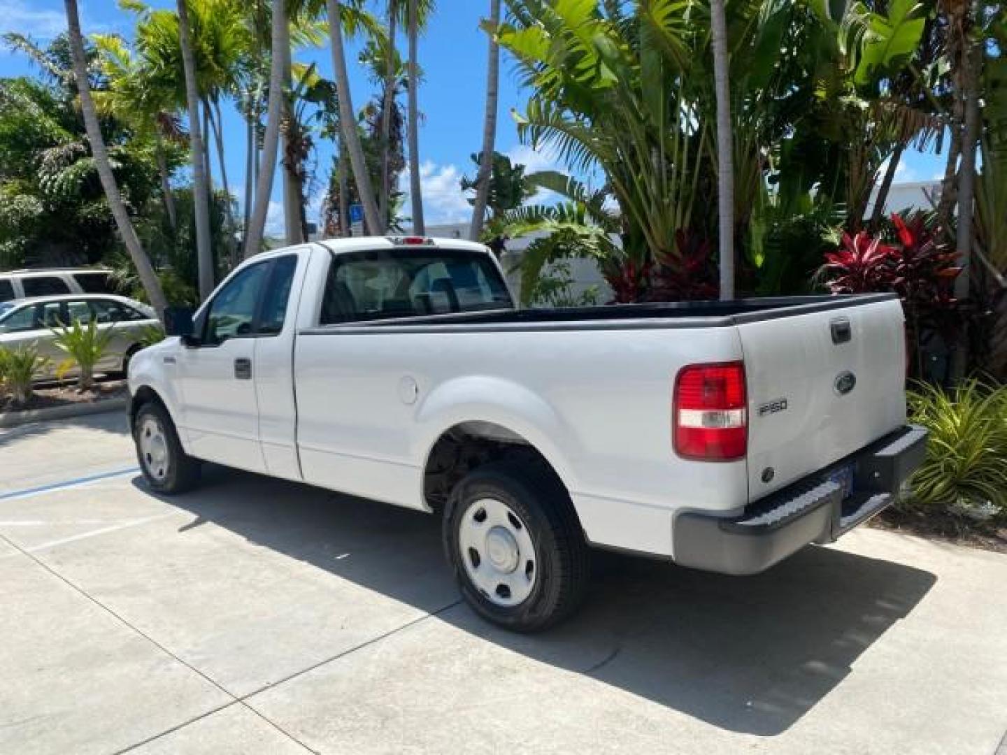 2005 Oxford White /Flint Ford F-150 XL 1 OWNER LOW MILES 23,679 (1FTRF12255N) with an 4.2L EFI V6 Engine engine, Automatic transmission, located at 4701 North Dixie Hwy, Pompano Beach, FL, 33064, (954) 422-2889, 26.240938, -80.123474 - OUR WEBPAGE FLORIDACARS1.COM HAS OVER 100 PHOTOS AND FREE CARFAX LINK 2005 FORD F-150 STX VIN:1FTRF12255NB53851 PICKUP 4.2L V6 F OHV GASOLINE REAR WHEEL DRIVE Top Features Vinyl Seats Basic Features ABS Brakes AM/FM Stereo Air Conditioning Automatic Transmission CD Audio Presenting one of the finest - Photo#5