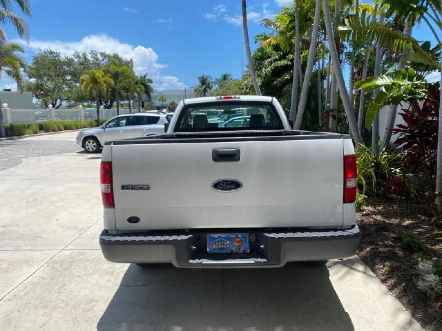 2005 Oxford White /Flint Ford F-150 XL 1 OWNER LOW MILES 23,679 (1FTRF12255N) with an 4.2L EFI V6 Engine engine, Automatic transmission, located at 4701 North Dixie Hwy, Pompano Beach, FL, 33064, (954) 422-2889, 26.240938, -80.123474 - OUR WEBPAGE FLORIDACARS1.COM HAS OVER 100 PHOTOS AND FREE CARFAX LINK 2005 FORD F-150 STX VIN:1FTRF12255NB53851 PICKUP 4.2L V6 F OHV GASOLINE REAR WHEEL DRIVE Top Features Vinyl Seats Basic Features ABS Brakes AM/FM Stereo Air Conditioning Automatic Transmission CD Audio Presenting one of the finest - Photo#6