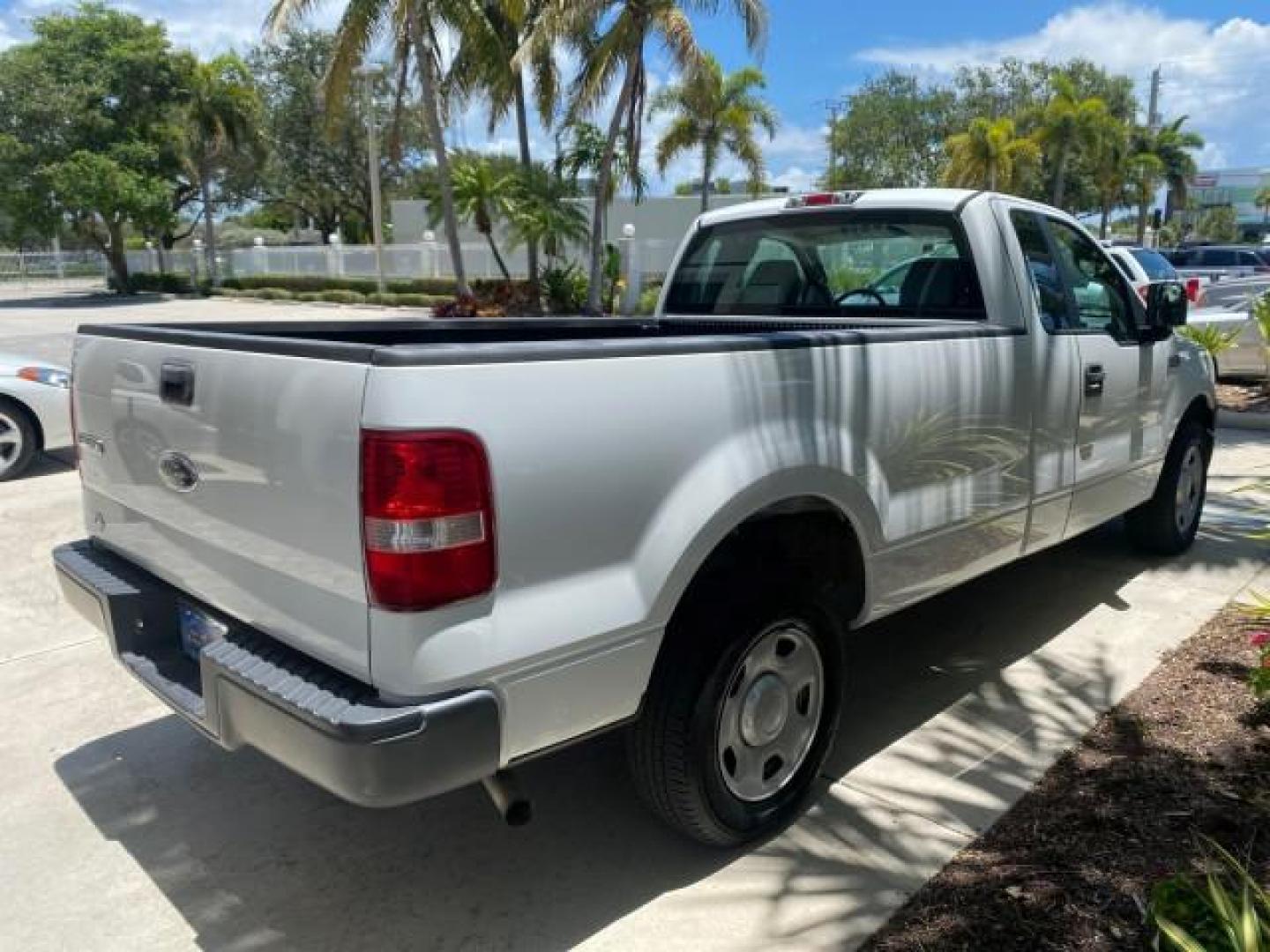 2005 Oxford White /Flint Ford F-150 XL 1 OWNER LOW MILES 23,679 (1FTRF12255N) with an 4.2L EFI V6 Engine engine, Automatic transmission, located at 4701 North Dixie Hwy, Pompano Beach, FL, 33064, (954) 422-2889, 26.240938, -80.123474 - OUR WEBPAGE FLORIDACARS1.COM HAS OVER 100 PHOTOS AND FREE CARFAX LINK 2005 FORD F-150 STX VIN:1FTRF12255NB53851 PICKUP 4.2L V6 F OHV GASOLINE REAR WHEEL DRIVE Top Features Vinyl Seats Basic Features ABS Brakes AM/FM Stereo Air Conditioning Automatic Transmission CD Audio Presenting one of the finest - Photo#7
