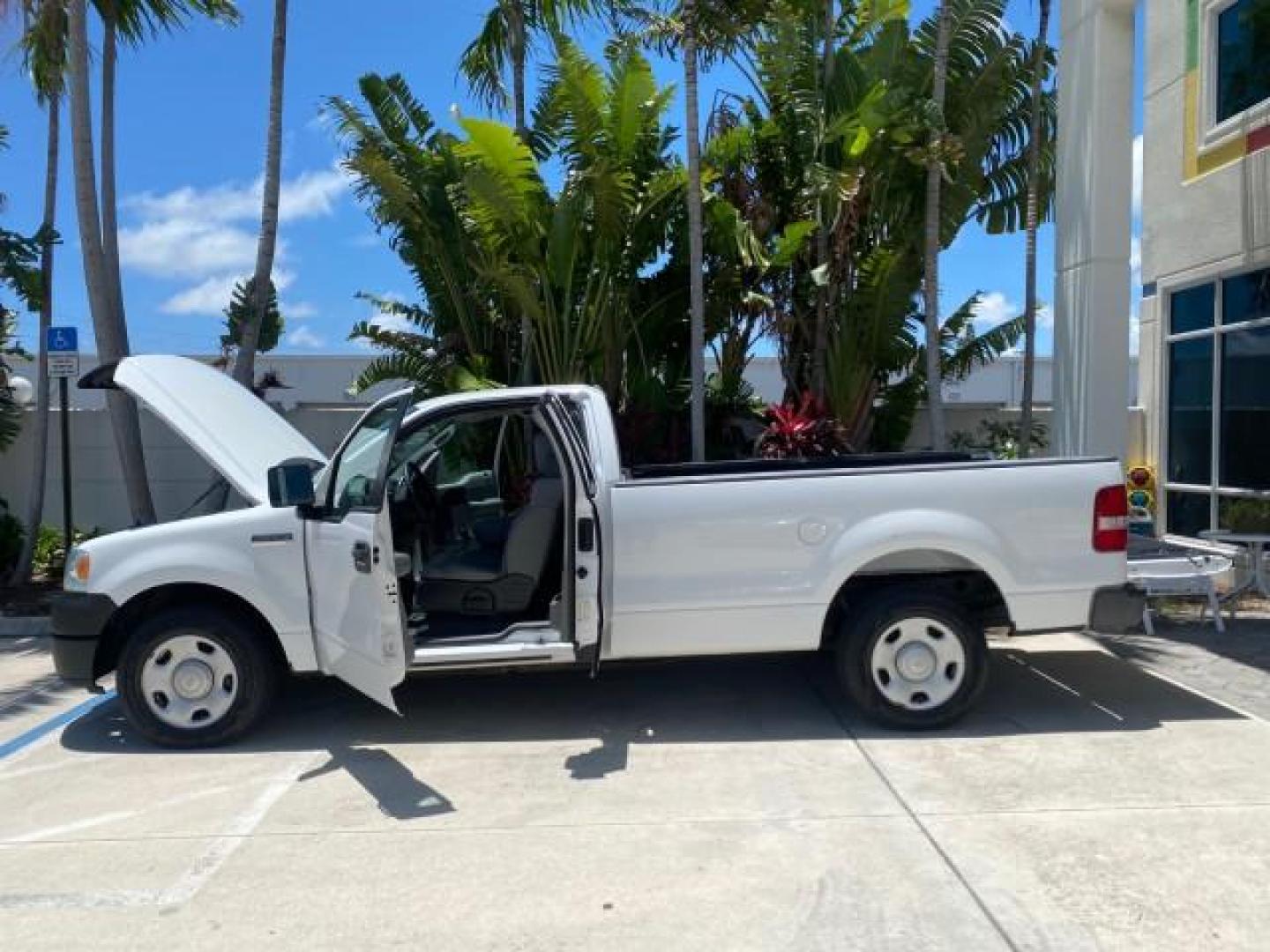 2005 Oxford White /Flint Ford F-150 XL 1 OWNER LOW MILES 23,679 (1FTRF12255N) with an 4.2L EFI V6 Engine engine, Automatic transmission, located at 4701 North Dixie Hwy, Pompano Beach, FL, 33064, (954) 422-2889, 26.240938, -80.123474 - OUR WEBPAGE FLORIDACARS1.COM HAS OVER 100 PHOTOS AND FREE CARFAX LINK 2005 FORD F-150 STX VIN:1FTRF12255NB53851 PICKUP 4.2L V6 F OHV GASOLINE REAR WHEEL DRIVE Top Features Vinyl Seats Basic Features ABS Brakes AM/FM Stereo Air Conditioning Automatic Transmission CD Audio Presenting one of the finest - Photo#8