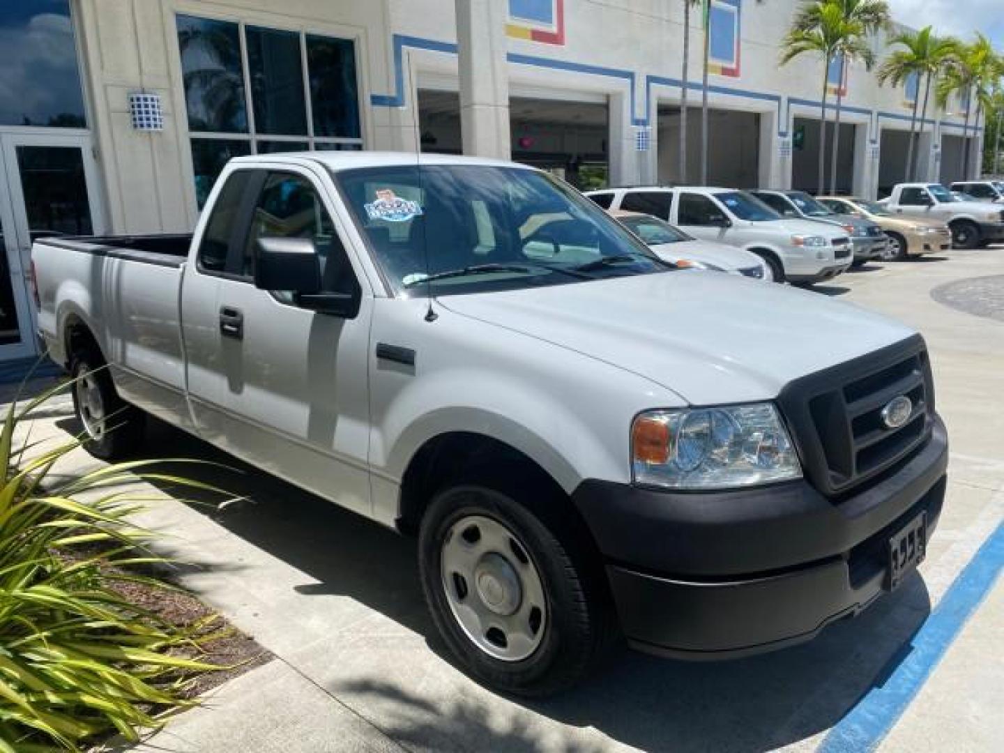 2005 Oxford White /Flint Ford F-150 XL 1 OWNER LOW MILES 23,679 (1FTRF12255N) with an 4.2L EFI V6 Engine engine, Automatic transmission, located at 4701 North Dixie Hwy, Pompano Beach, FL, 33064, (954) 422-2889, 26.240938, -80.123474 - OUR WEBPAGE FLORIDACARS1.COM HAS OVER 100 PHOTOS AND FREE CARFAX LINK 2005 FORD F-150 STX VIN:1FTRF12255NB53851 PICKUP 4.2L V6 F OHV GASOLINE REAR WHEEL DRIVE Top Features Vinyl Seats Basic Features ABS Brakes AM/FM Stereo Air Conditioning Automatic Transmission CD Audio Presenting one of the finest - Photo#24