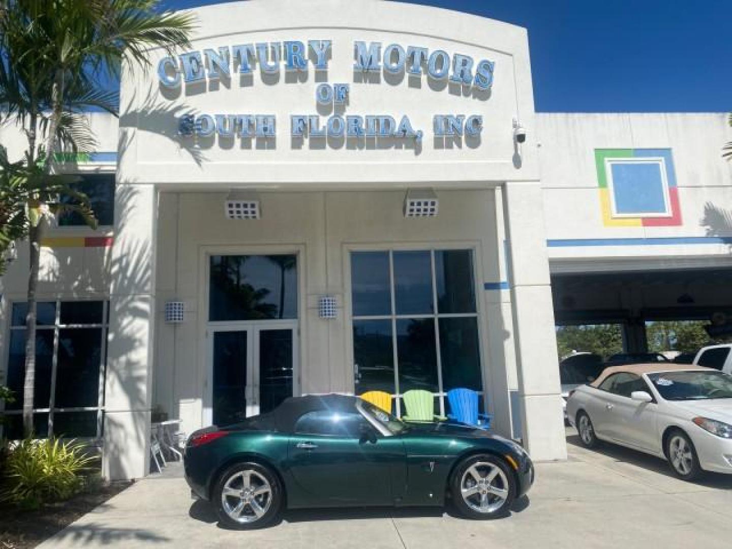 2006 Envious Emerald Green Met /Steel/Sand Pontiac Solstice 1 OWNER LOW MILES 17,744 (1G2MB35B76Y) with an Ecotec 2.4L DOHC 4-Cyl SFI Aluminum Engine engine, Manual transmission, located at 4701 North Dixie Hwy, Pompano Beach, FL, 33064, (954) 422-2889, 26.240938, -80.123474 - OUR WEBPAGE FLORIDACARS1.COM HAS OVER 100 PHOTOS AND FREE CARFAX LINK 2006 PONTIAC SOLSTICE VIN: 1G2MB35B76Y116186 1 G 2 M B 3 5 B 7 6 Y 1 1 6 1 8 6 CONVERTIBLE 2.4L I4 F DOHC GASOLINE REAR WHEEL DRIVE Top Features Alloy Wheels Bluetooth Technology Convenience Package Leather Seats Soft Top Basic Fe - Photo#0