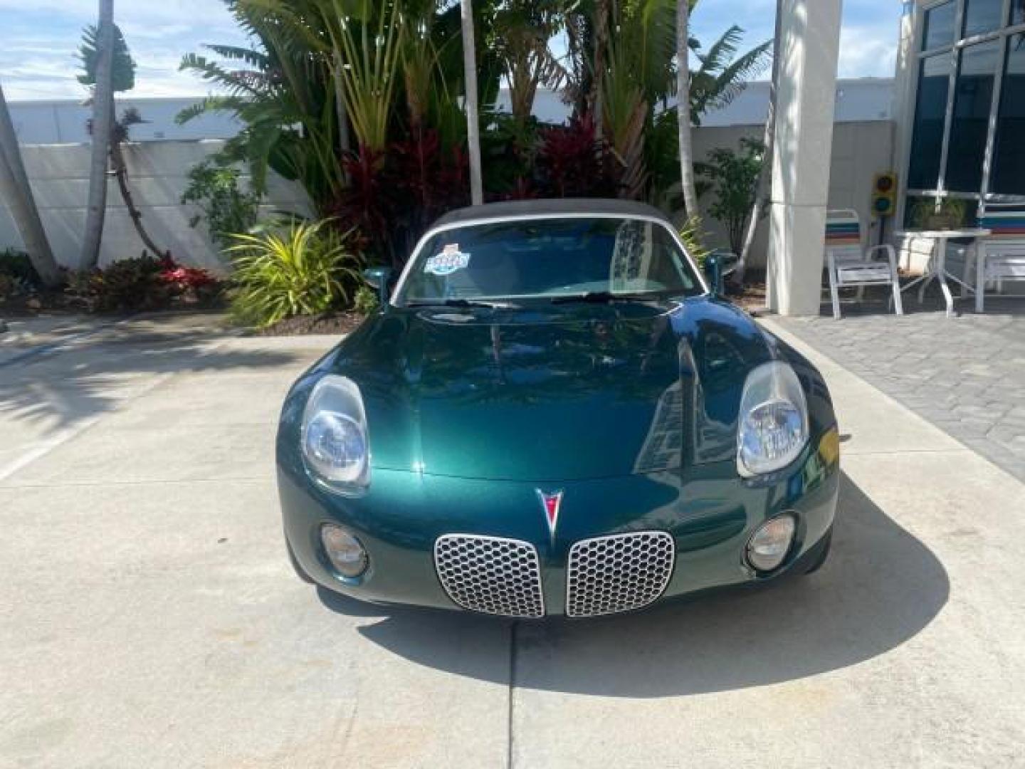 2006 Envious Emerald Green Met /Steel/Sand Pontiac Solstice 1 OWNER LOW MILES 17,744 (1G2MB35B76Y) with an Ecotec 2.4L DOHC 4-Cyl SFI Aluminum Engine engine, Manual transmission, located at 4701 North Dixie Hwy, Pompano Beach, FL, 33064, (954) 422-2889, 26.240938, -80.123474 - OUR WEBPAGE FLORIDACARS1.COM HAS OVER 100 PHOTOS AND FREE CARFAX LINK 2006 PONTIAC SOLSTICE VIN: 1G2MB35B76Y116186 1 G 2 M B 3 5 B 7 6 Y 1 1 6 1 8 6 CONVERTIBLE 2.4L I4 F DOHC GASOLINE REAR WHEEL DRIVE Top Features Alloy Wheels Bluetooth Technology Convenience Package Leather Seats Soft Top Basic Fe - Photo#2