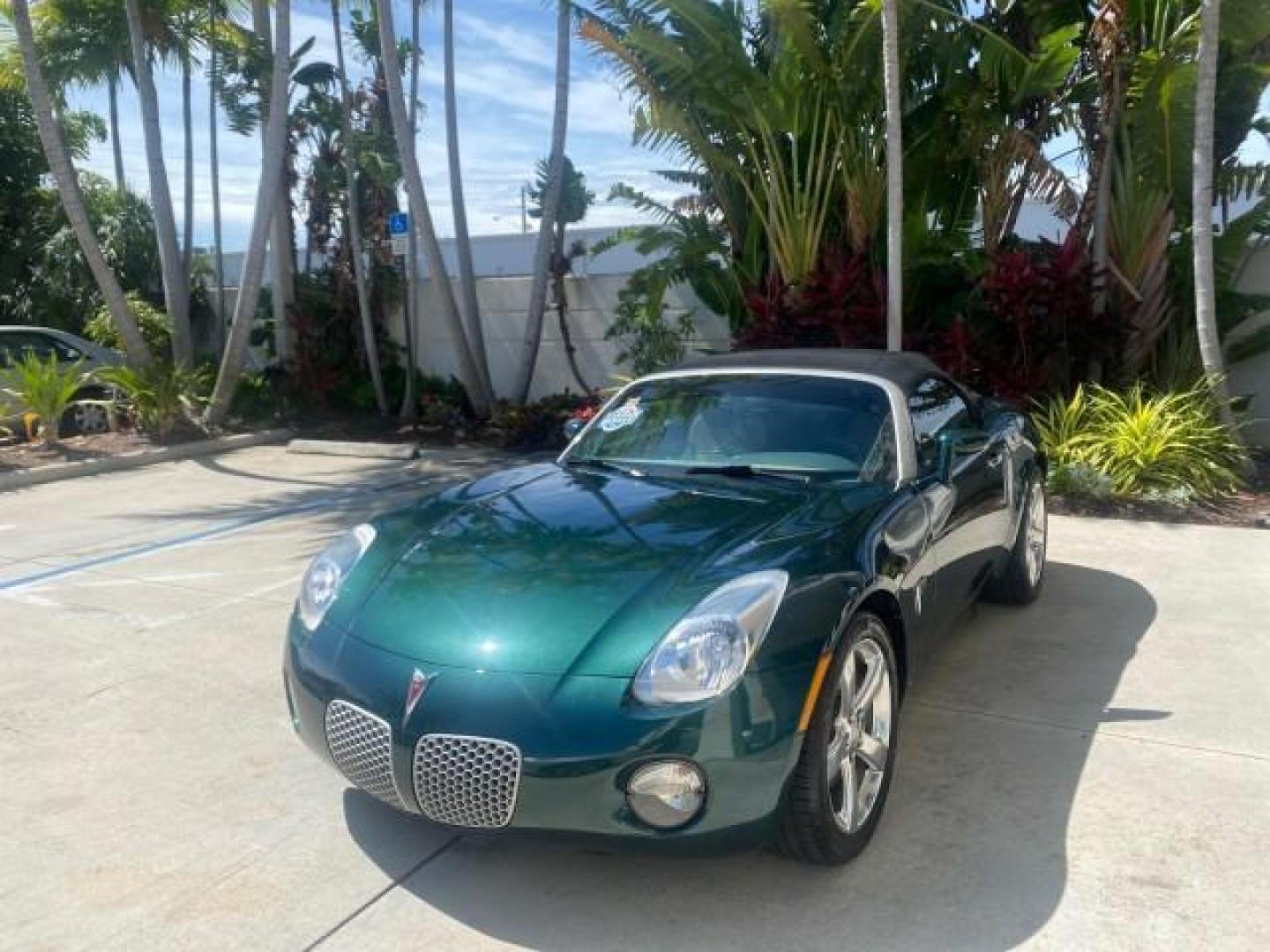 2006 Envious Emerald Green Met /Steel/Sand Pontiac Solstice 1 OWNER LOW MILES 17,744 (1G2MB35B76Y) with an Ecotec 2.4L DOHC 4-Cyl SFI Aluminum Engine engine, Manual transmission, located at 4701 North Dixie Hwy, Pompano Beach, FL, 33064, (954) 422-2889, 26.240938, -80.123474 - OUR WEBPAGE FLORIDACARS1.COM HAS OVER 100 PHOTOS AND FREE CARFAX LINK 2006 PONTIAC SOLSTICE VIN: 1G2MB35B76Y116186 1 G 2 M B 3 5 B 7 6 Y 1 1 6 1 8 6 CONVERTIBLE 2.4L I4 F DOHC GASOLINE REAR WHEEL DRIVE Top Features Alloy Wheels Bluetooth Technology Convenience Package Leather Seats Soft Top Basic Fe - Photo#3