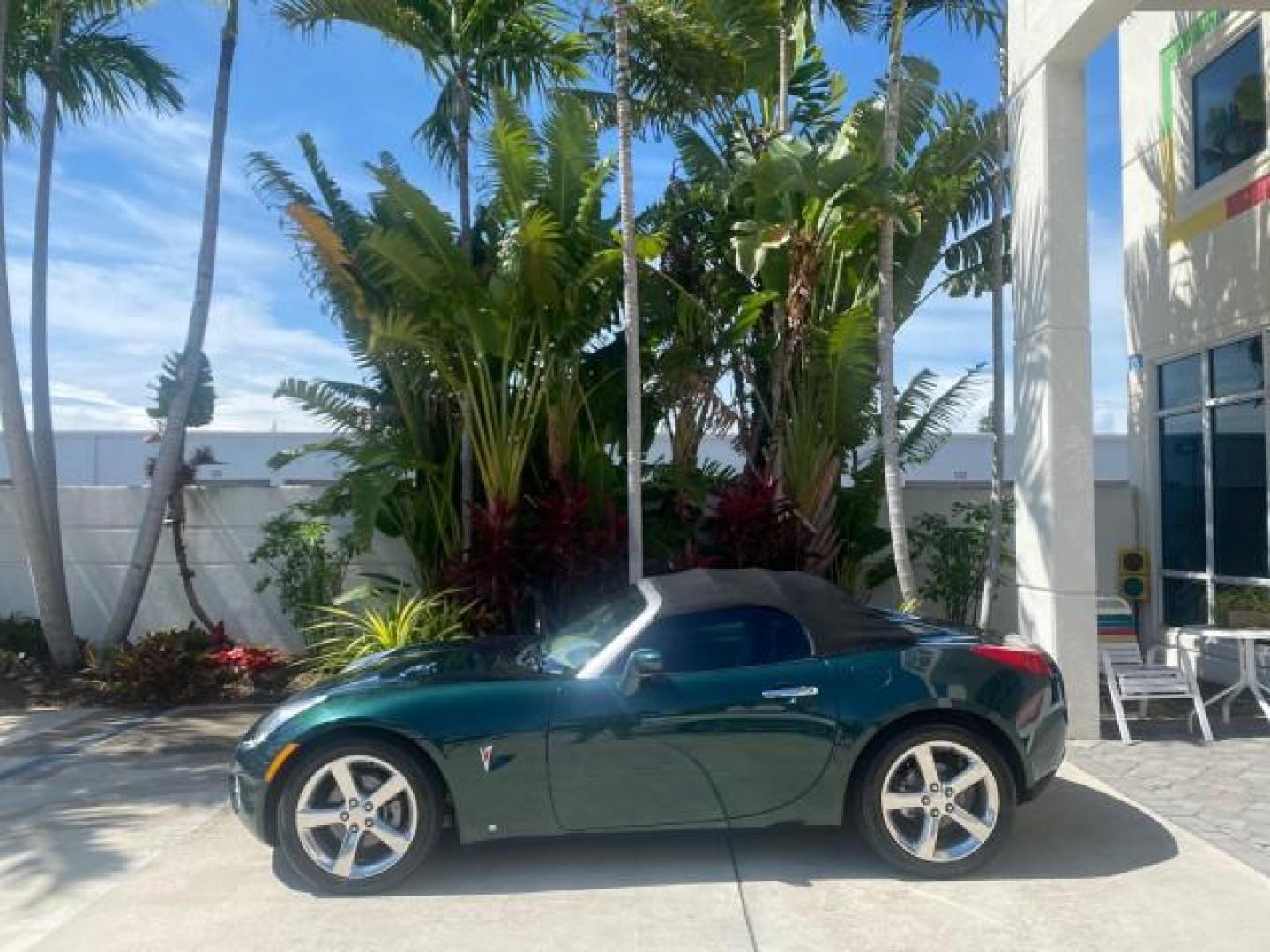2006 Envious Emerald Green Met /Steel/Sand Pontiac Solstice 1 OWNER LOW MILES 17,744 (1G2MB35B76Y) with an Ecotec 2.4L DOHC 4-Cyl SFI Aluminum Engine engine, Manual transmission, located at 4701 North Dixie Hwy, Pompano Beach, FL, 33064, (954) 422-2889, 26.240938, -80.123474 - OUR WEBPAGE FLORIDACARS1.COM HAS OVER 100 PHOTOS AND FREE CARFAX LINK 2006 PONTIAC SOLSTICE VIN: 1G2MB35B76Y116186 1 G 2 M B 3 5 B 7 6 Y 1 1 6 1 8 6 CONVERTIBLE 2.4L I4 F DOHC GASOLINE REAR WHEEL DRIVE Top Features Alloy Wheels Bluetooth Technology Convenience Package Leather Seats Soft Top Basic Fe - Photo#4