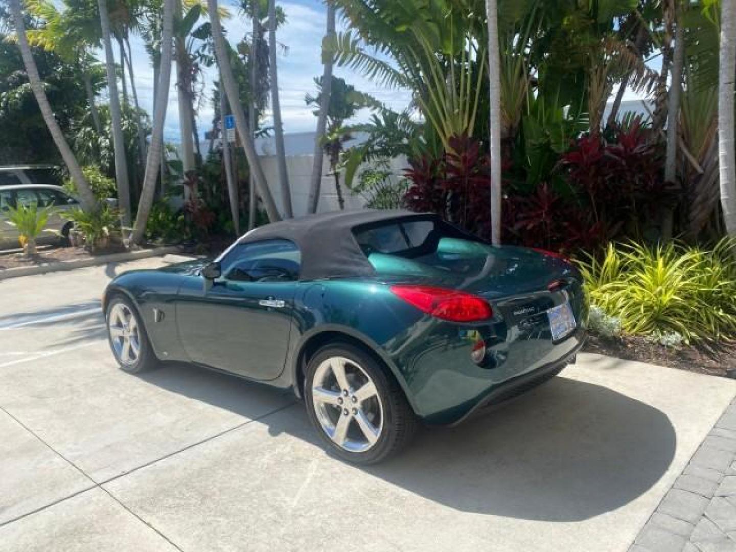 2006 Envious Emerald Green Met /Steel/Sand Pontiac Solstice 1 OWNER LOW MILES 17,744 (1G2MB35B76Y) with an Ecotec 2.4L DOHC 4-Cyl SFI Aluminum Engine engine, Manual transmission, located at 4701 North Dixie Hwy, Pompano Beach, FL, 33064, (954) 422-2889, 26.240938, -80.123474 - OUR WEBPAGE FLORIDACARS1.COM HAS OVER 100 PHOTOS AND FREE CARFAX LINK 2006 PONTIAC SOLSTICE VIN: 1G2MB35B76Y116186 1 G 2 M B 3 5 B 7 6 Y 1 1 6 1 8 6 CONVERTIBLE 2.4L I4 F DOHC GASOLINE REAR WHEEL DRIVE Top Features Alloy Wheels Bluetooth Technology Convenience Package Leather Seats Soft Top Basic Fe - Photo#5