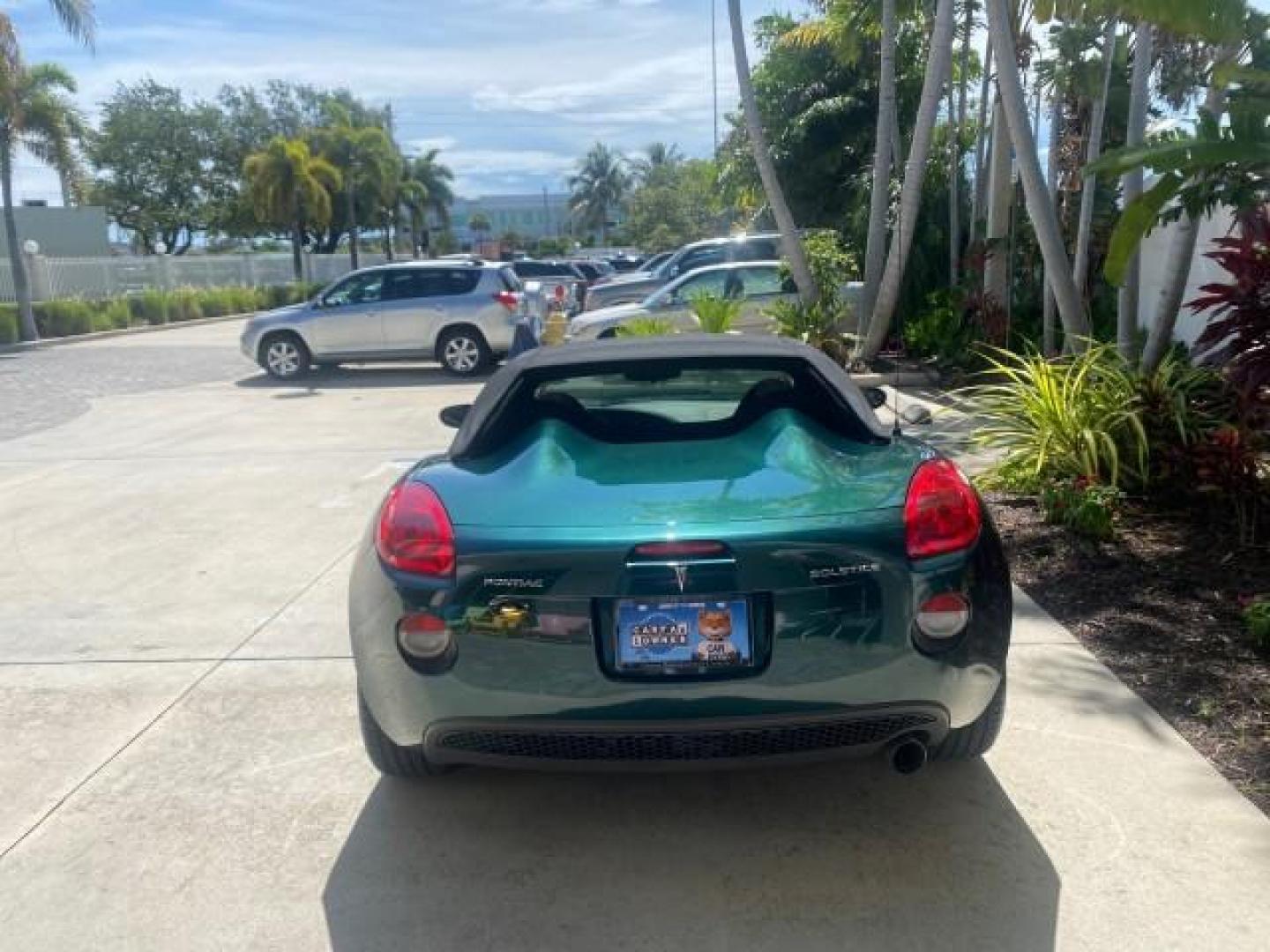2006 Envious Emerald Green Met /Steel/Sand Pontiac Solstice 1 OWNER LOW MILES 17,744 (1G2MB35B76Y) with an Ecotec 2.4L DOHC 4-Cyl SFI Aluminum Engine engine, Manual transmission, located at 4701 North Dixie Hwy, Pompano Beach, FL, 33064, (954) 422-2889, 26.240938, -80.123474 - OUR WEBPAGE FLORIDACARS1.COM HAS OVER 100 PHOTOS AND FREE CARFAX LINK 2006 PONTIAC SOLSTICE VIN: 1G2MB35B76Y116186 1 G 2 M B 3 5 B 7 6 Y 1 1 6 1 8 6 CONVERTIBLE 2.4L I4 F DOHC GASOLINE REAR WHEEL DRIVE Top Features Alloy Wheels Bluetooth Technology Convenience Package Leather Seats Soft Top Basic Fe - Photo#6