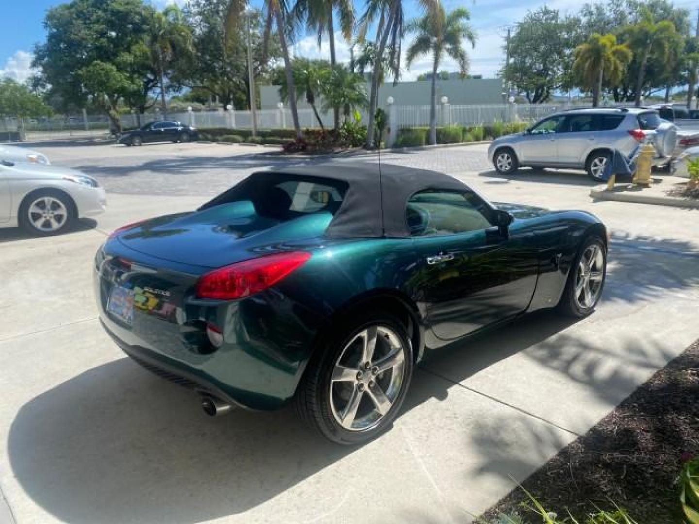 2006 Envious Emerald Green Met /Steel/Sand Pontiac Solstice 1 OWNER LOW MILES 17,744 (1G2MB35B76Y) with an Ecotec 2.4L DOHC 4-Cyl SFI Aluminum Engine engine, Manual transmission, located at 4701 North Dixie Hwy, Pompano Beach, FL, 33064, (954) 422-2889, 26.240938, -80.123474 - OUR WEBPAGE FLORIDACARS1.COM HAS OVER 100 PHOTOS AND FREE CARFAX LINK 2006 PONTIAC SOLSTICE VIN: 1G2MB35B76Y116186 1 G 2 M B 3 5 B 7 6 Y 1 1 6 1 8 6 CONVERTIBLE 2.4L I4 F DOHC GASOLINE REAR WHEEL DRIVE Top Features Alloy Wheels Bluetooth Technology Convenience Package Leather Seats Soft Top Basic Fe - Photo#7