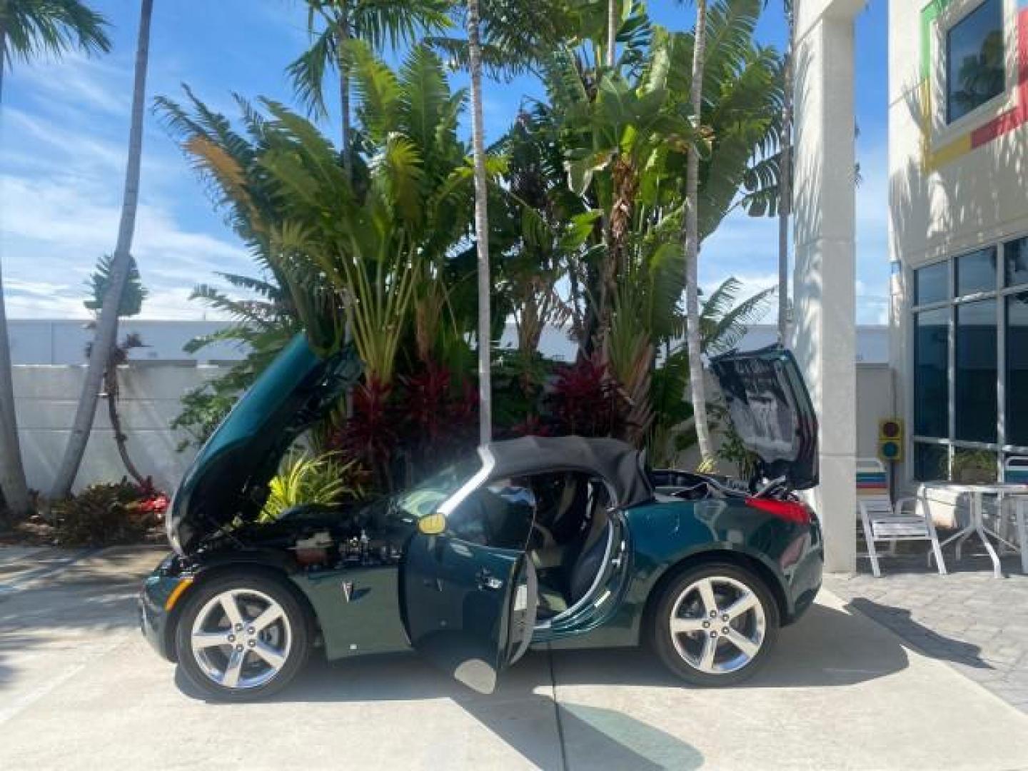 2006 Envious Emerald Green Met /Steel/Sand Pontiac Solstice 1 OWNER LOW MILES 17,744 (1G2MB35B76Y) with an Ecotec 2.4L DOHC 4-Cyl SFI Aluminum Engine engine, Manual transmission, located at 4701 North Dixie Hwy, Pompano Beach, FL, 33064, (954) 422-2889, 26.240938, -80.123474 - OUR WEBPAGE FLORIDACARS1.COM HAS OVER 100 PHOTOS AND FREE CARFAX LINK 2006 PONTIAC SOLSTICE VIN: 1G2MB35B76Y116186 1 G 2 M B 3 5 B 7 6 Y 1 1 6 1 8 6 CONVERTIBLE 2.4L I4 F DOHC GASOLINE REAR WHEEL DRIVE Top Features Alloy Wheels Bluetooth Technology Convenience Package Leather Seats Soft Top Basic Fe - Photo#8