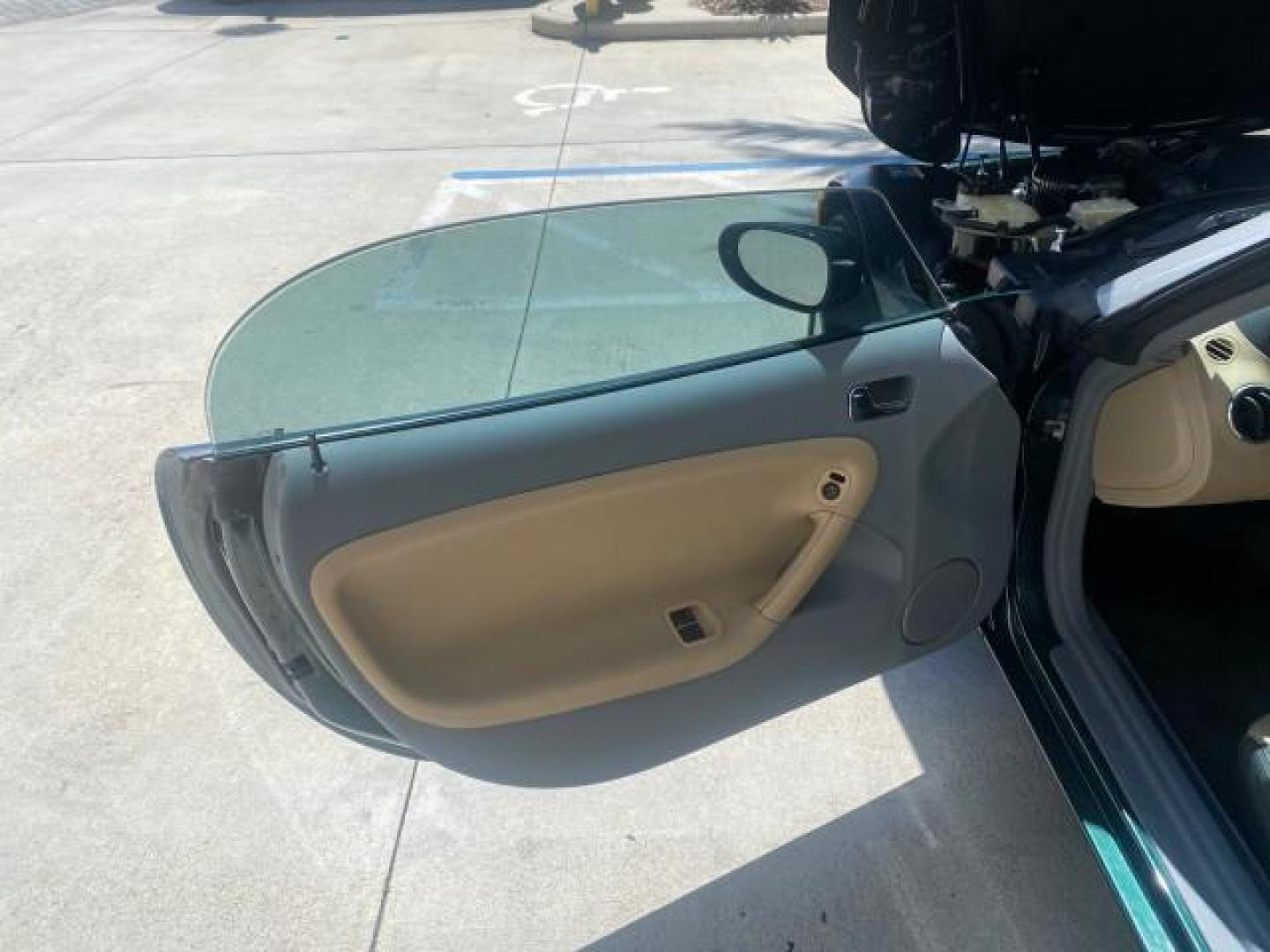 2006 Envious Emerald Green Met /Steel/Sand Pontiac Solstice 1 OWNER LOW MILES 17,744 (1G2MB35B76Y) with an Ecotec 2.4L DOHC 4-Cyl SFI Aluminum Engine engine, Manual transmission, located at 4701 North Dixie Hwy, Pompano Beach, FL, 33064, (954) 422-2889, 26.240938, -80.123474 - OUR WEBPAGE FLORIDACARS1.COM HAS OVER 100 PHOTOS AND FREE CARFAX LINK 2006 PONTIAC SOLSTICE VIN: 1G2MB35B76Y116186 1 G 2 M B 3 5 B 7 6 Y 1 1 6 1 8 6 CONVERTIBLE 2.4L I4 F DOHC GASOLINE REAR WHEEL DRIVE Top Features Alloy Wheels Bluetooth Technology Convenience Package Leather Seats Soft Top Basic Fe - Photo#9