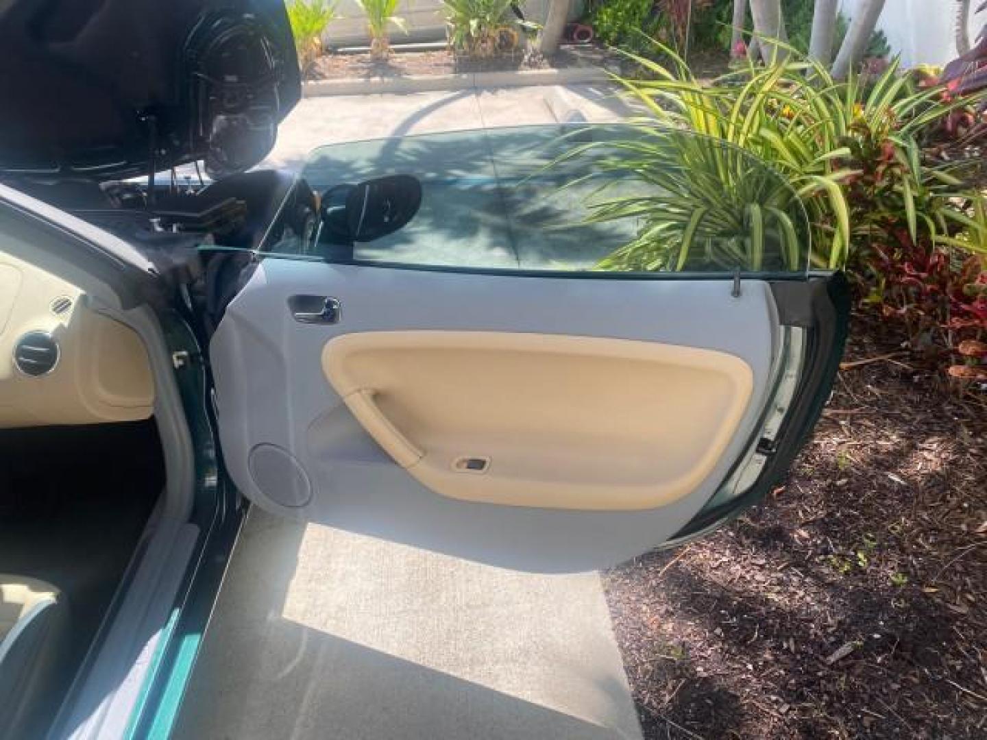 2006 Envious Emerald Green Met /Steel/Sand Pontiac Solstice 1 OWNER LOW MILES 17,744 (1G2MB35B76Y) with an Ecotec 2.4L DOHC 4-Cyl SFI Aluminum Engine engine, Manual transmission, located at 4701 North Dixie Hwy, Pompano Beach, FL, 33064, (954) 422-2889, 26.240938, -80.123474 - OUR WEBPAGE FLORIDACARS1.COM HAS OVER 100 PHOTOS AND FREE CARFAX LINK 2006 PONTIAC SOLSTICE VIN: 1G2MB35B76Y116186 1 G 2 M B 3 5 B 7 6 Y 1 1 6 1 8 6 CONVERTIBLE 2.4L I4 F DOHC GASOLINE REAR WHEEL DRIVE Top Features Alloy Wheels Bluetooth Technology Convenience Package Leather Seats Soft Top Basic Fe - Photo#11